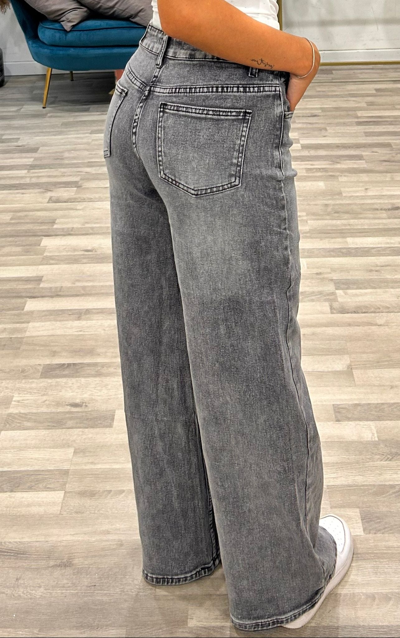 jeans con molla bianca