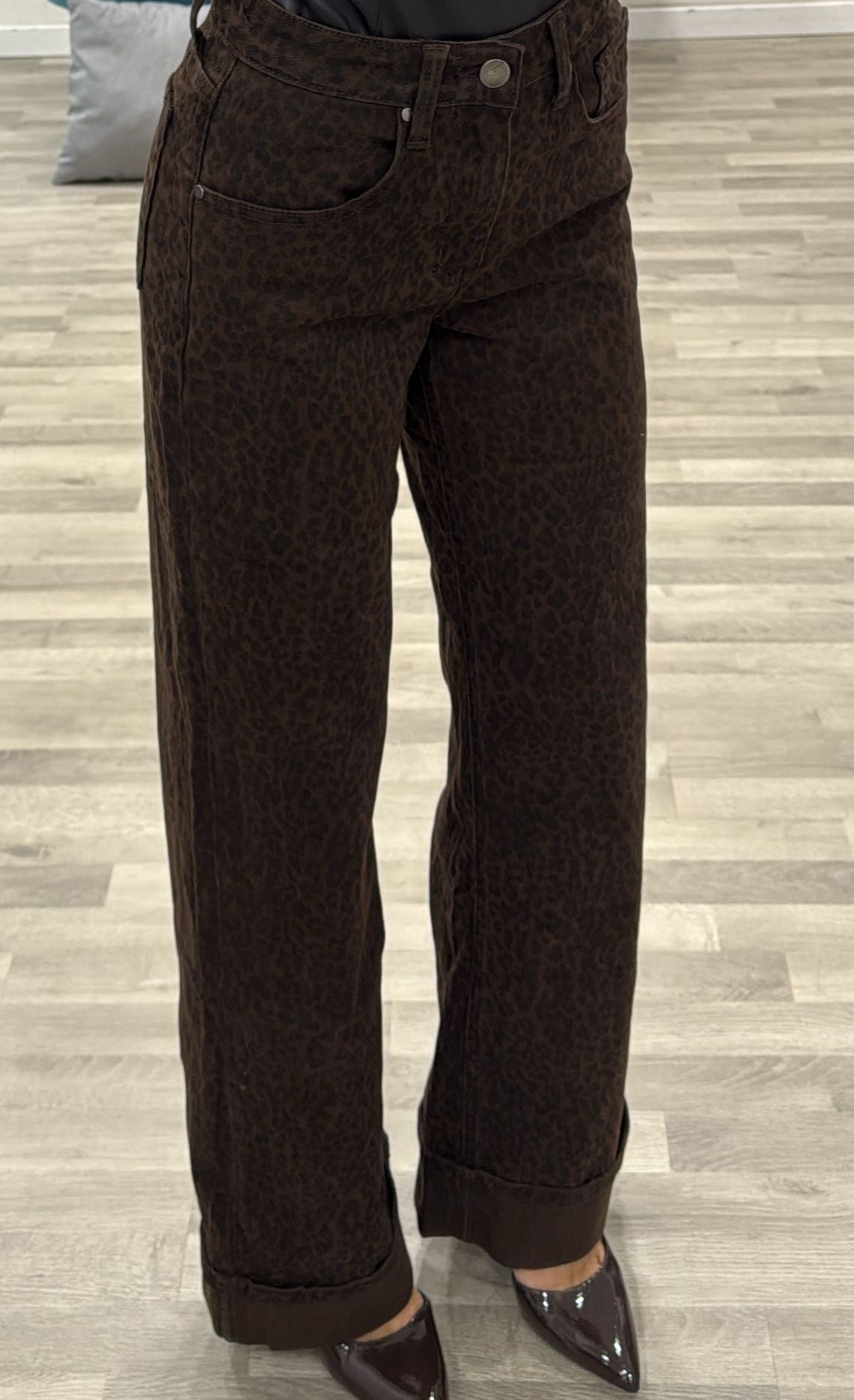 jeans maculato con risvolto