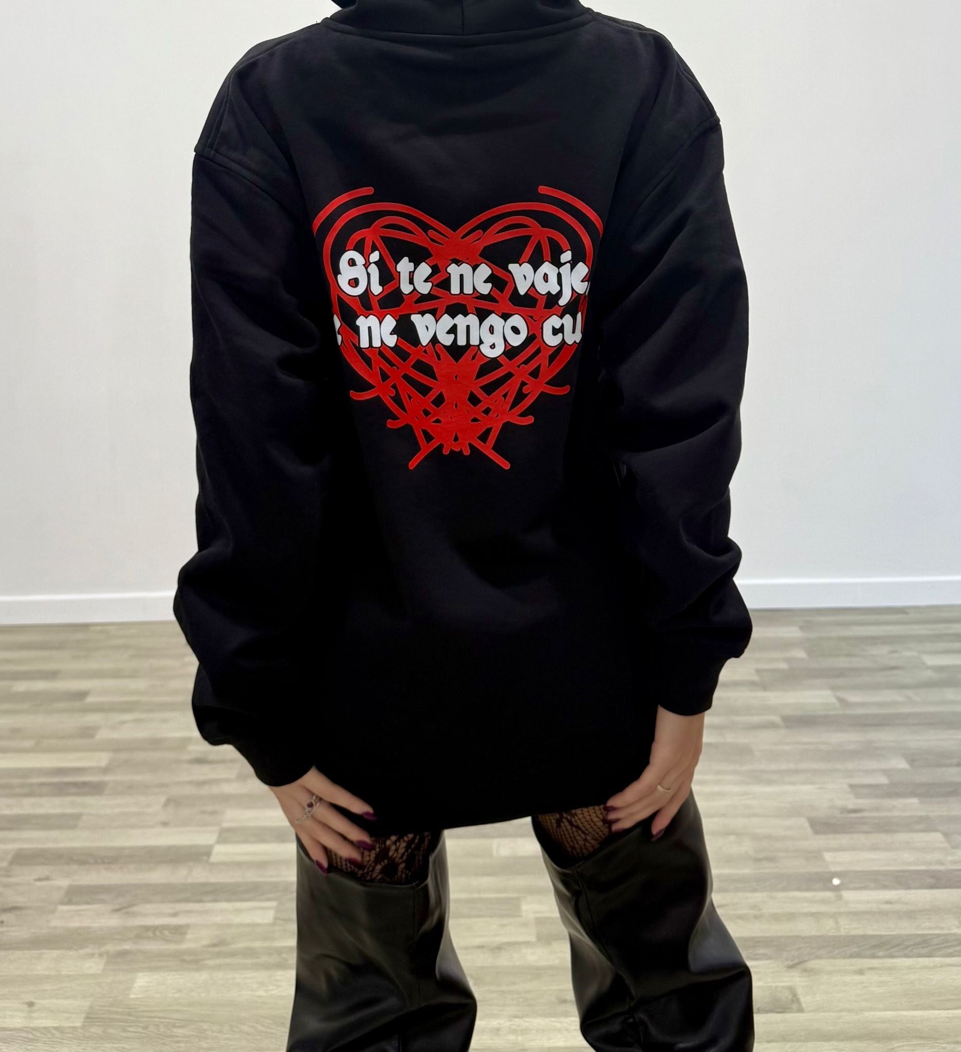 felpa con cuore dietro