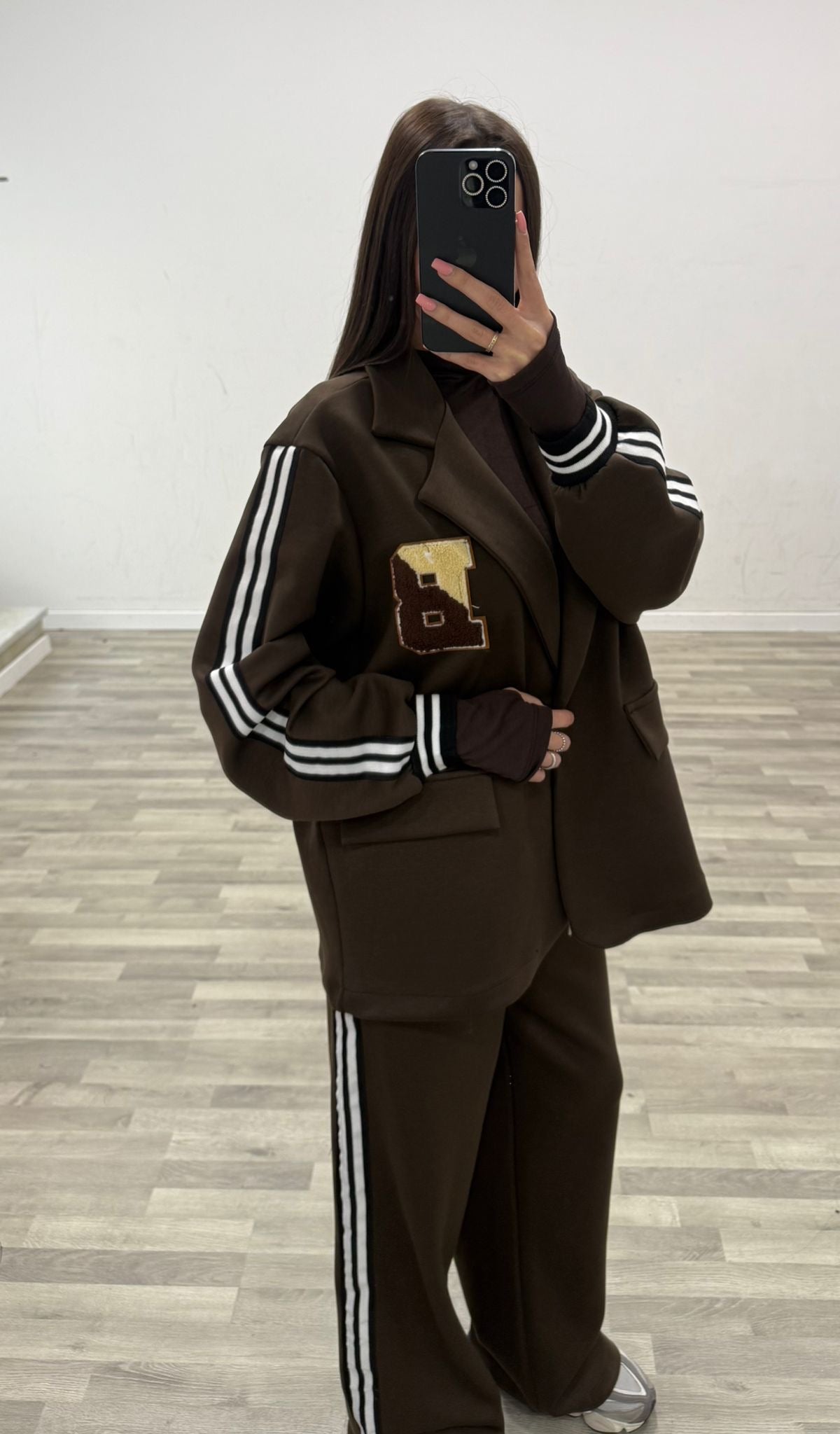 tuta con giacca e pantalone con righe lateral