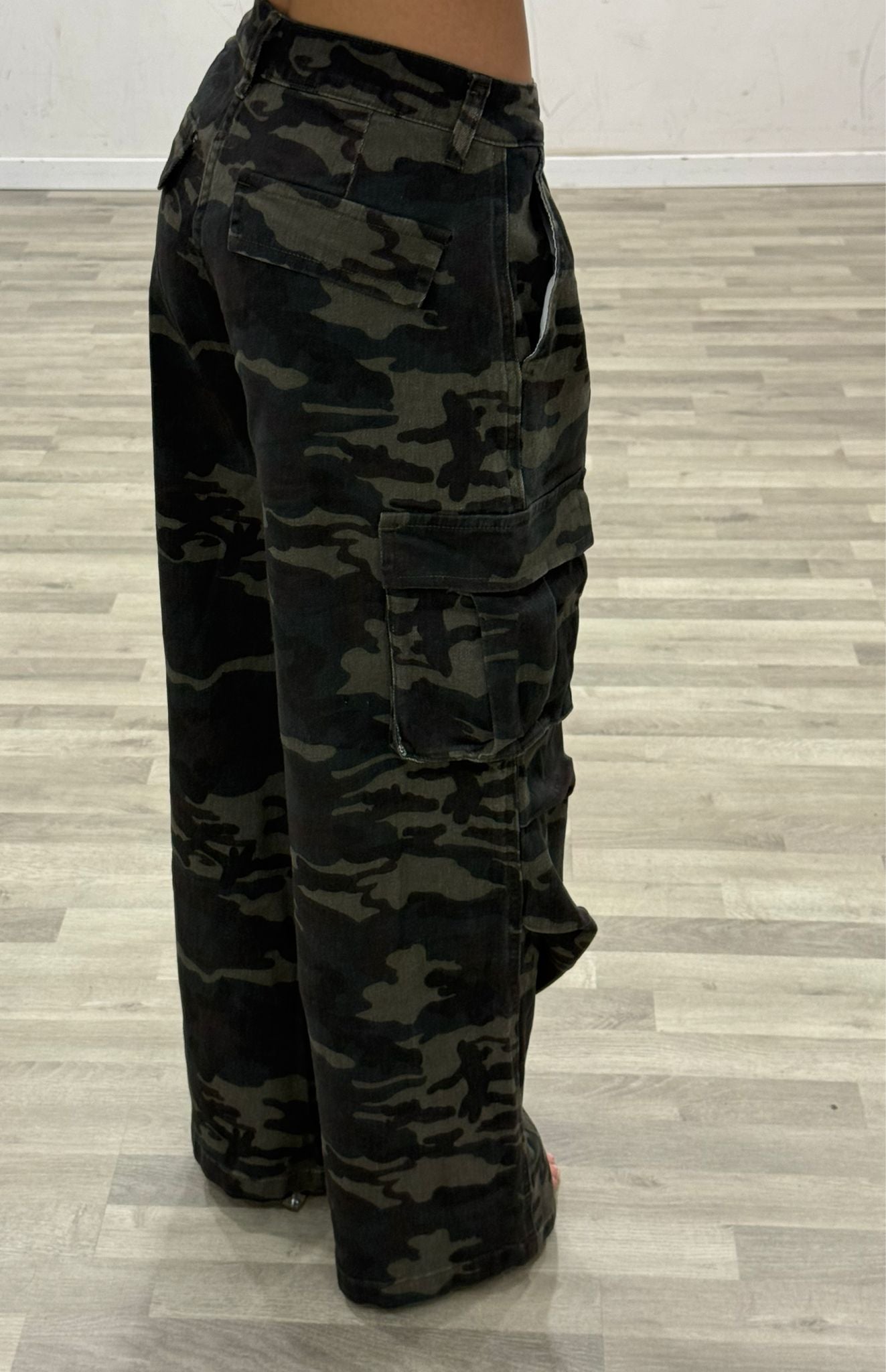 jeans camouflage con tasconi