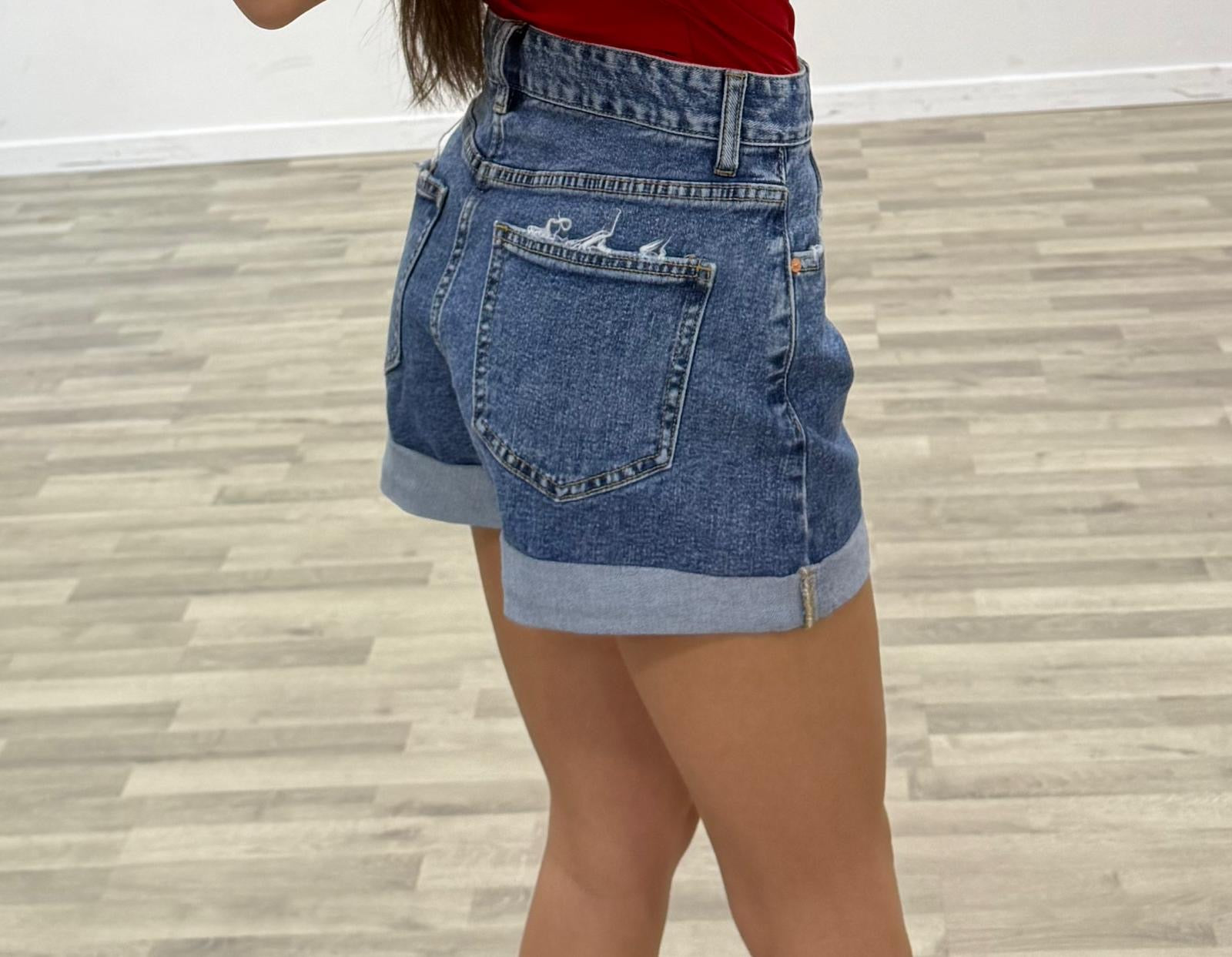 short di jeans con risvolto