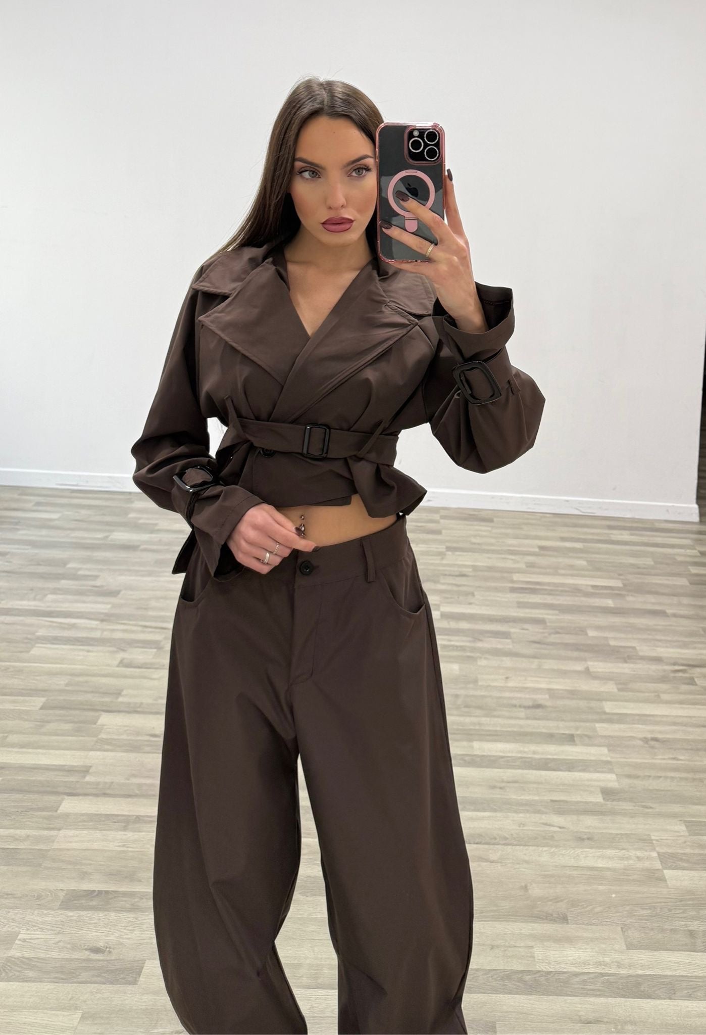 completo trench corto con pantalone