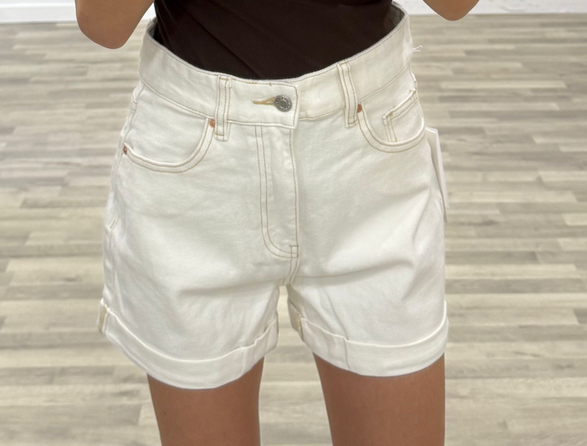 short di jeans con risvolto