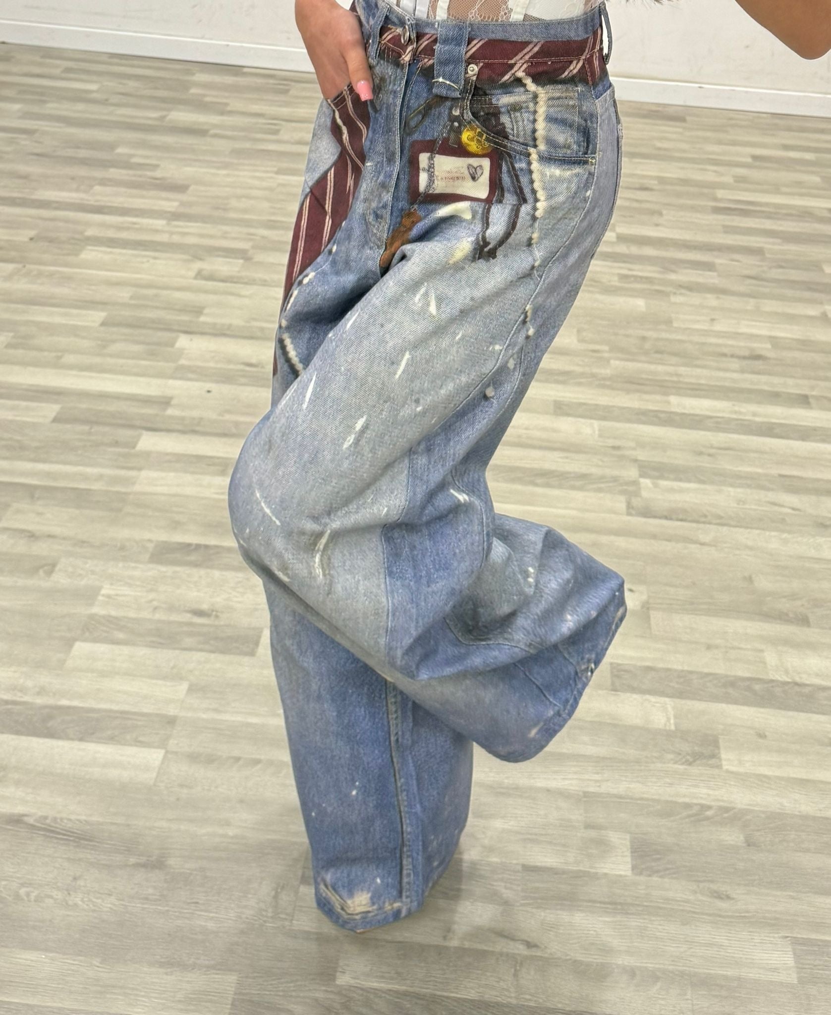 jeans con cravatta stampata