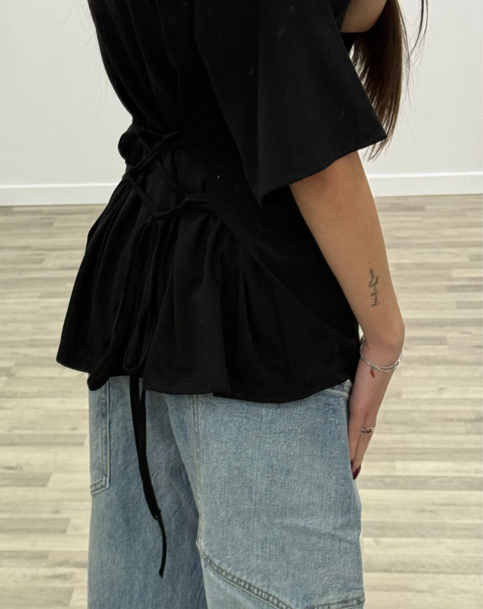 t-shirt semplice con lacci dietro