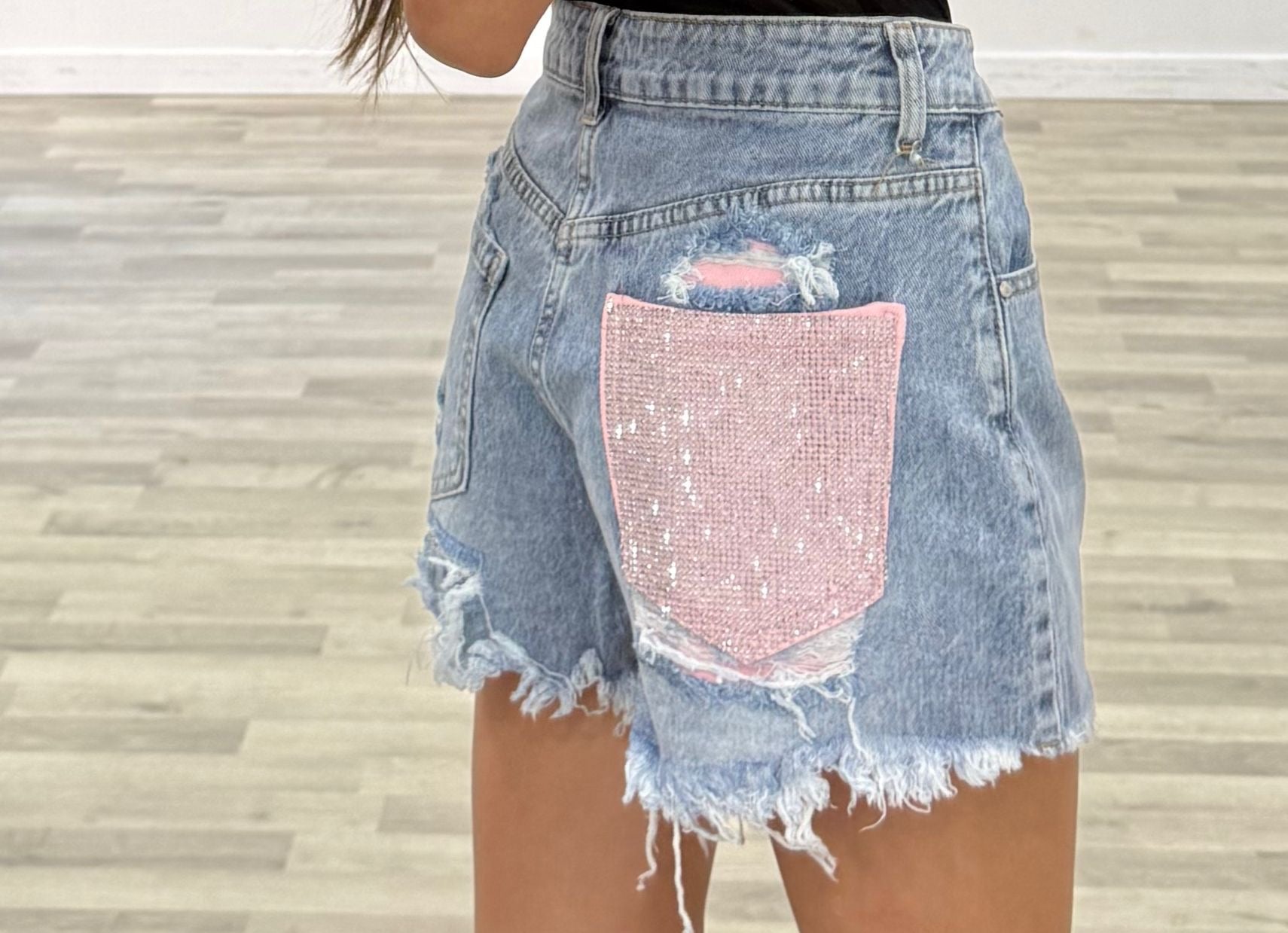 short di jeans con tasca rosa