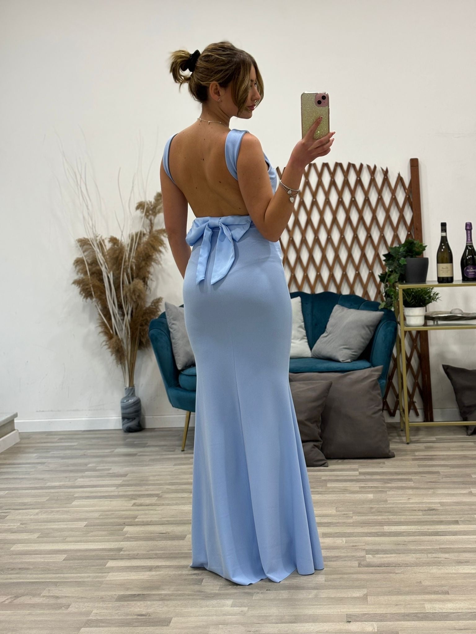 vestito scollato con fiocco