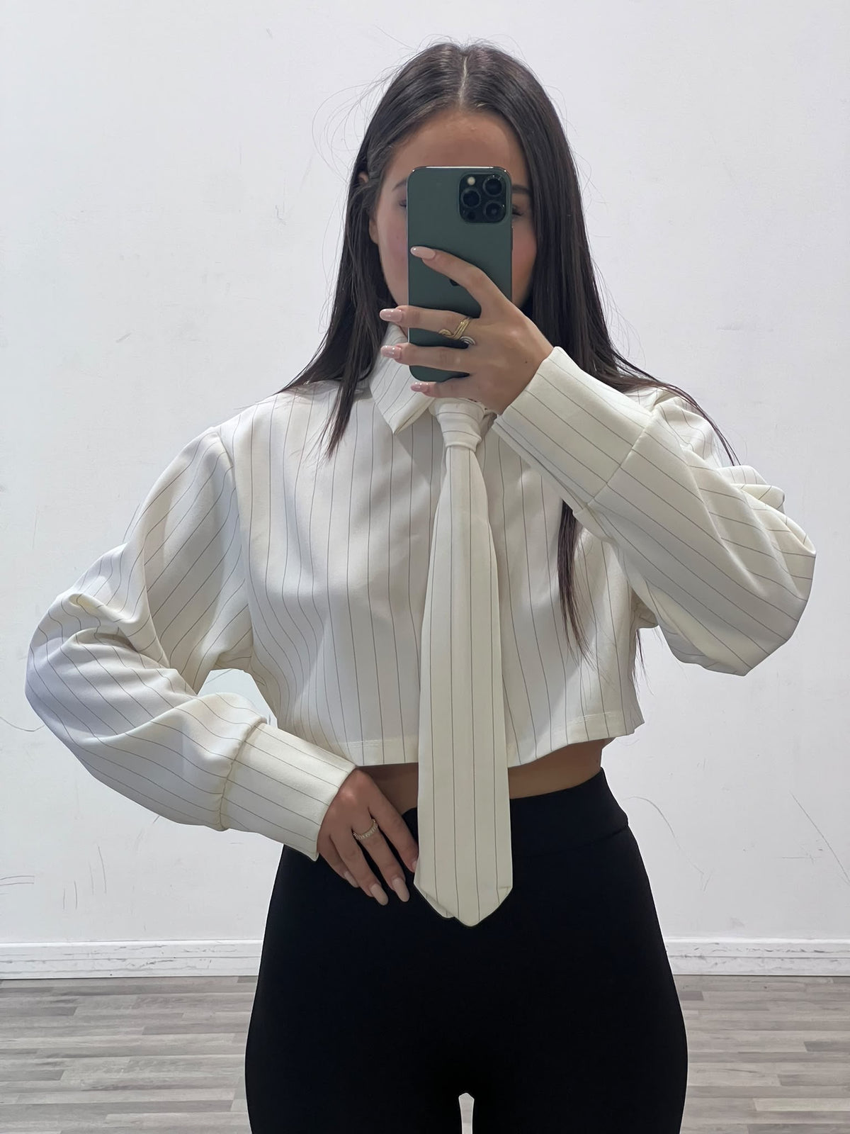 camicia gessata con cravatta