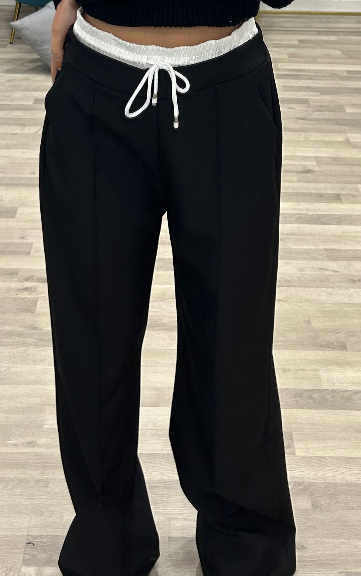 pantalone con molla bianca