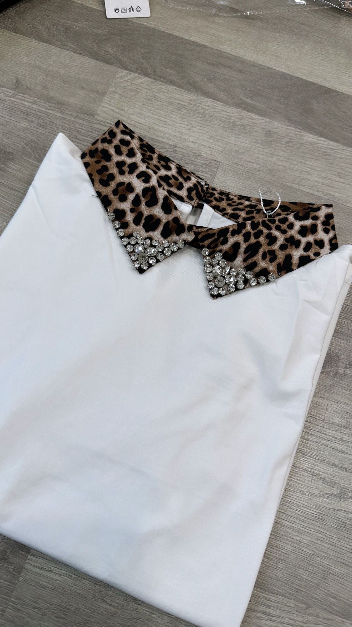 t-shirt a polo con collo maculato