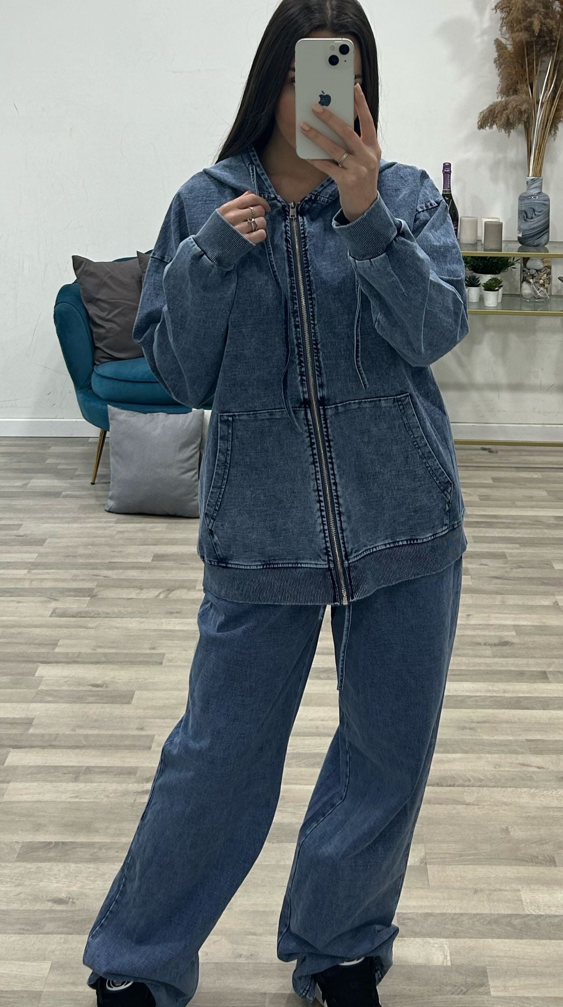 maglia e pantalone jeansato