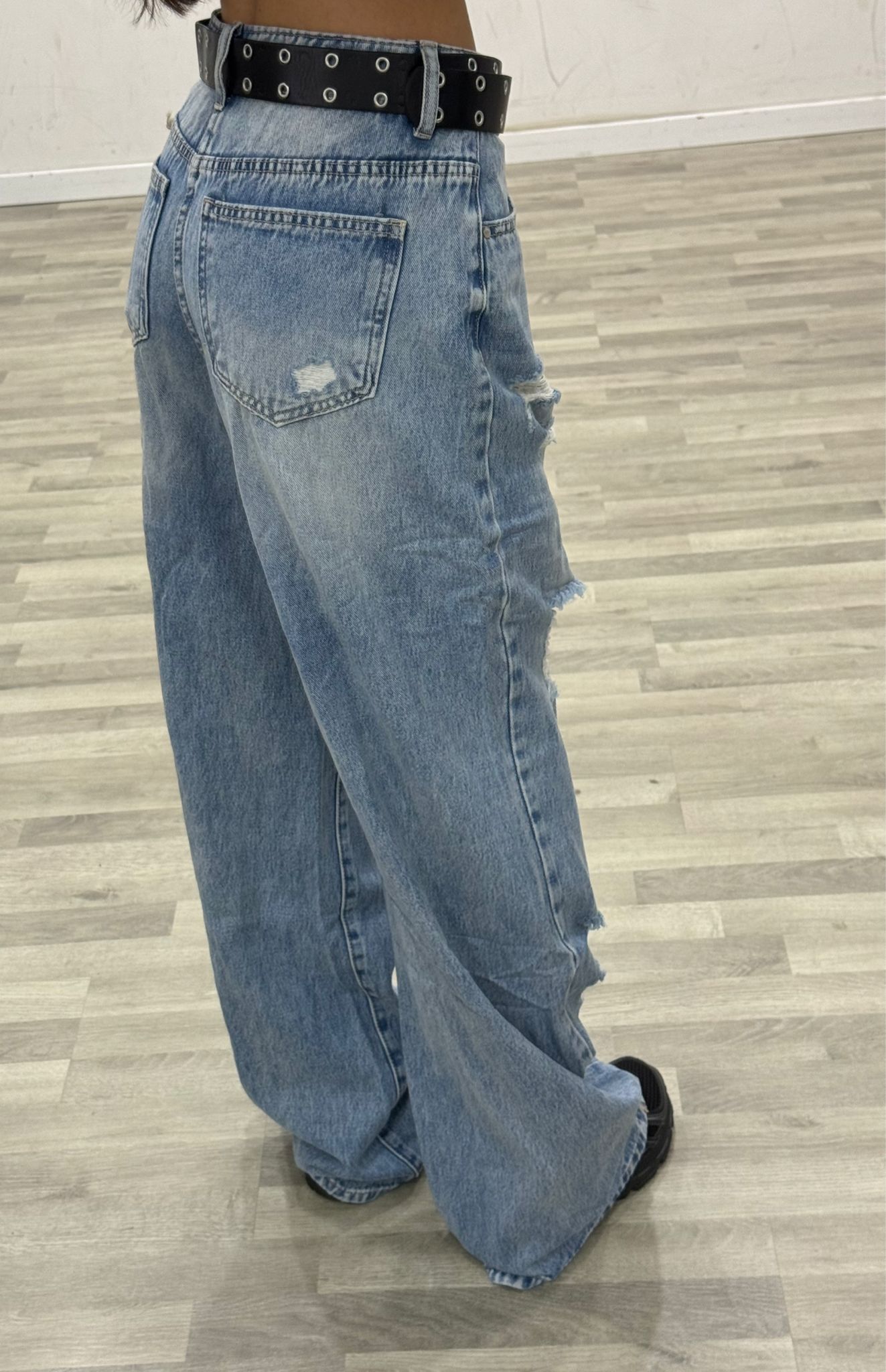 jeans palazzo con strappi