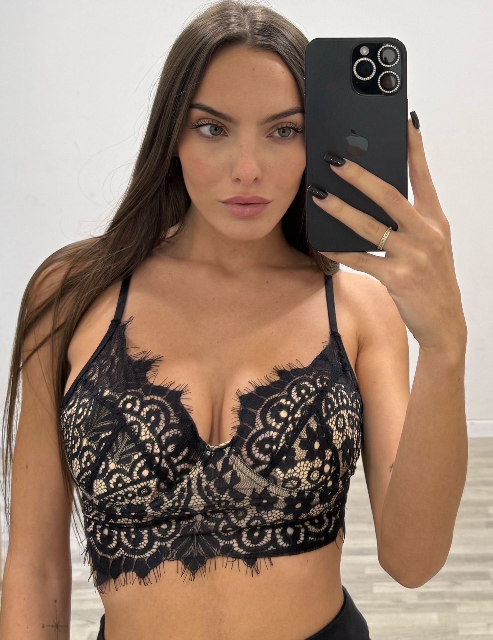 top nero e nude sara