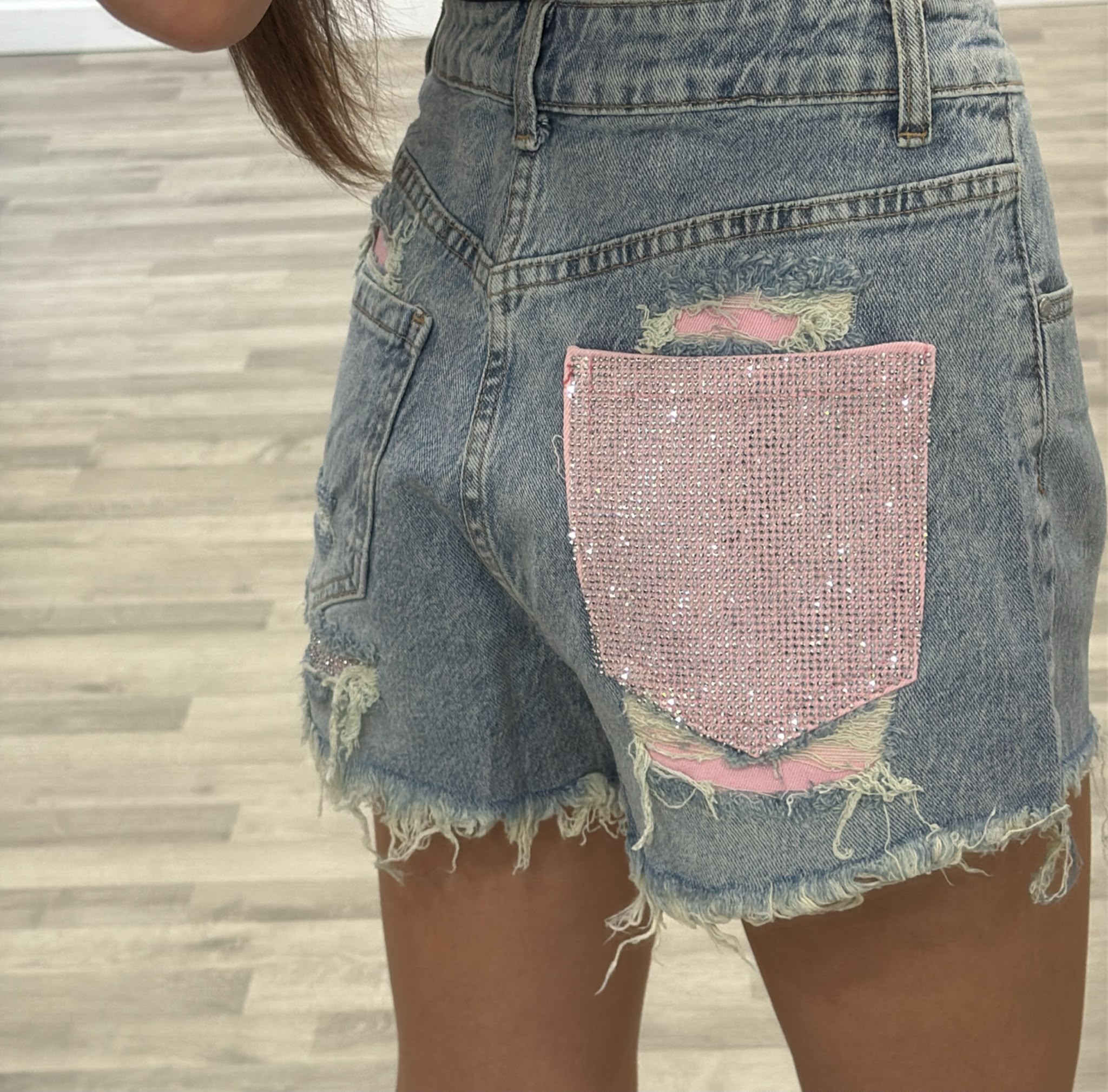 short sabbiato con tasca rosa