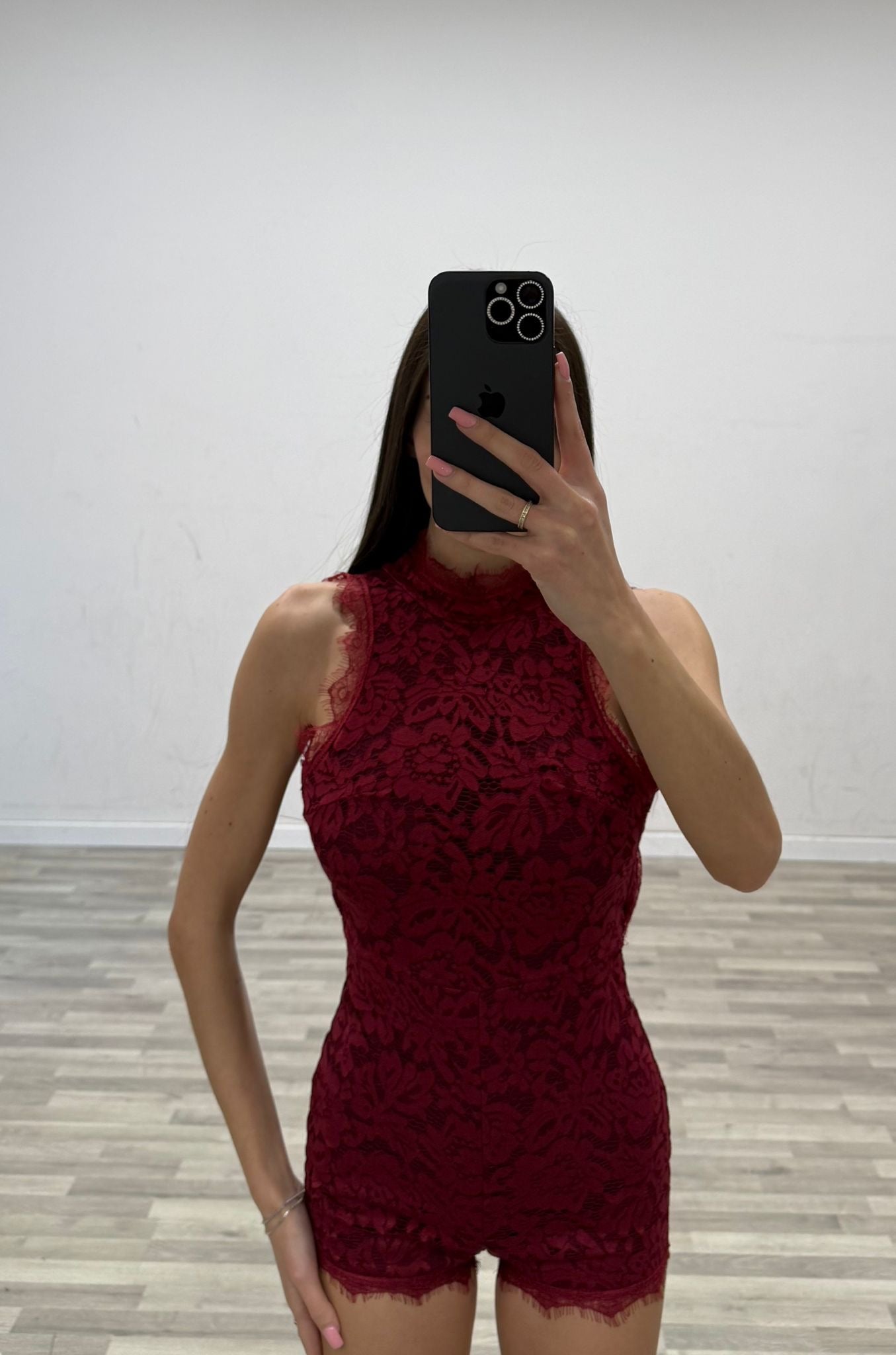 tutina di pizzo scollata dietro