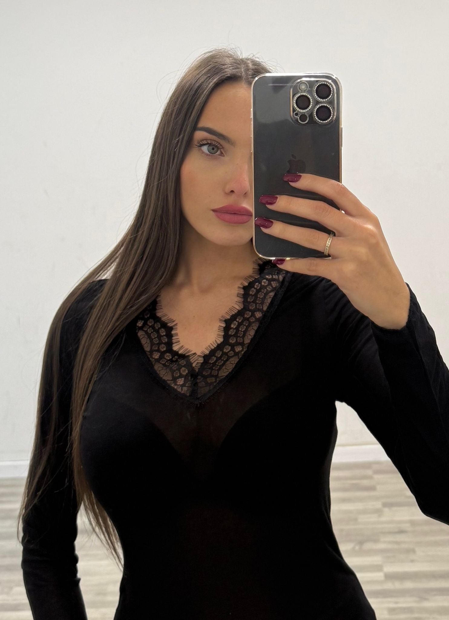 scollo a v ricamato cashmere