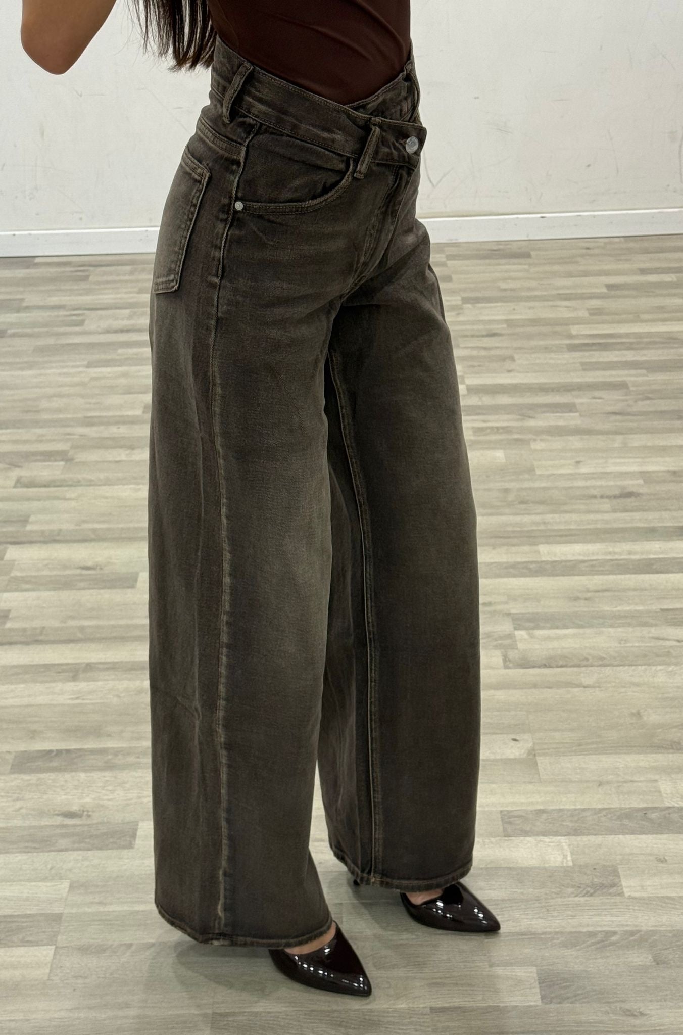 jeans con abbottonatuta trasversale brown