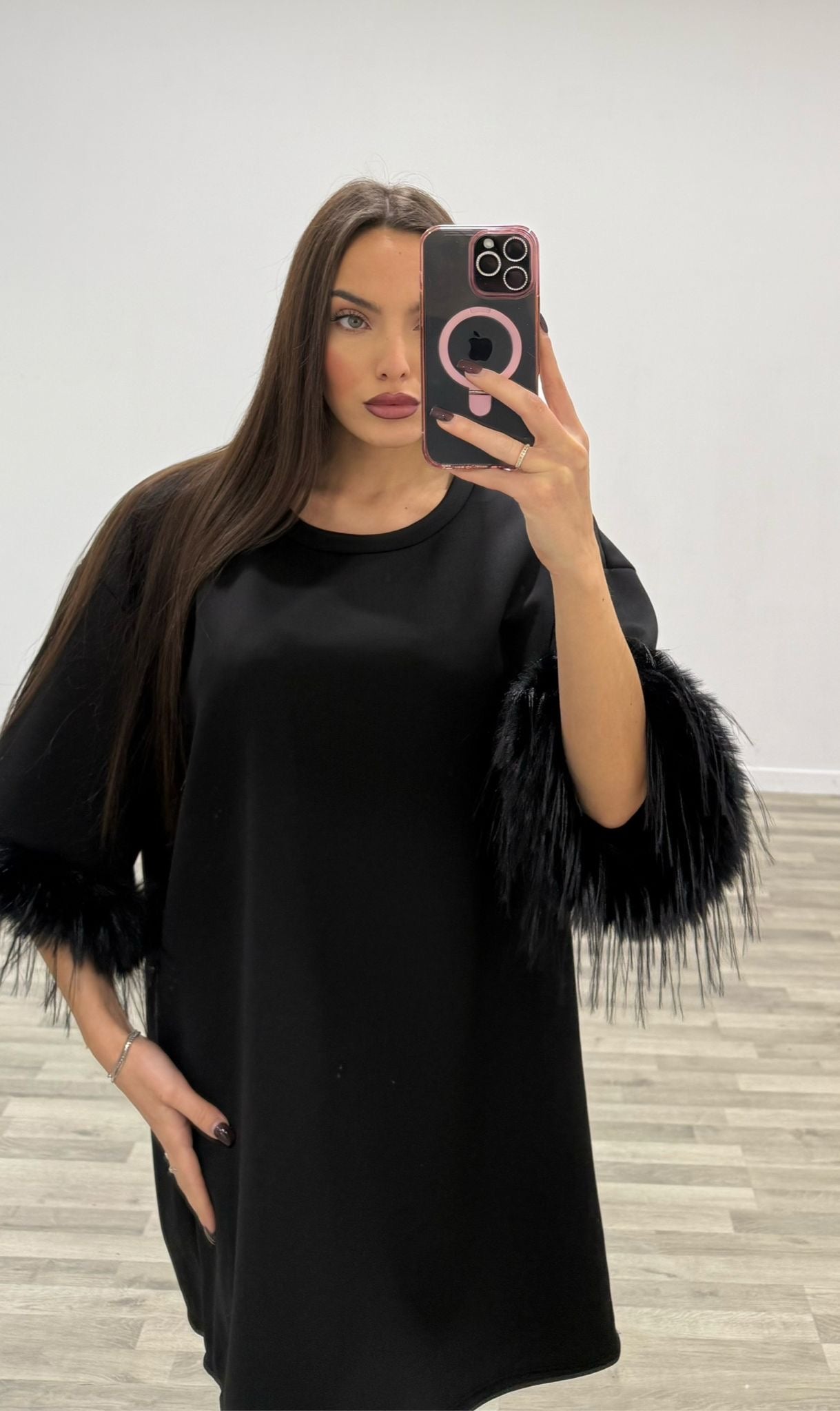 t-shirt con cuore e piume