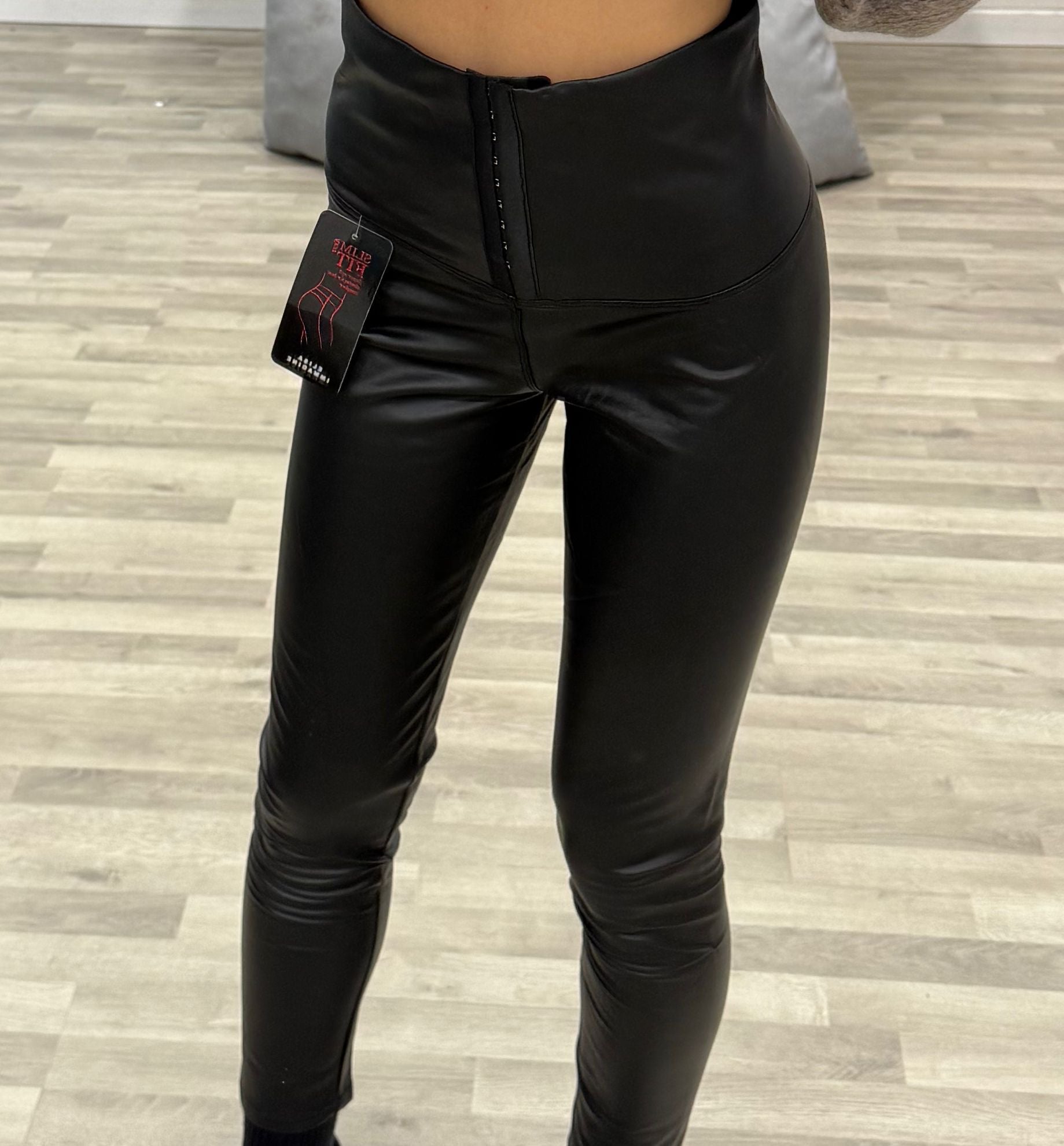 leggins in ecopelle con gancetti