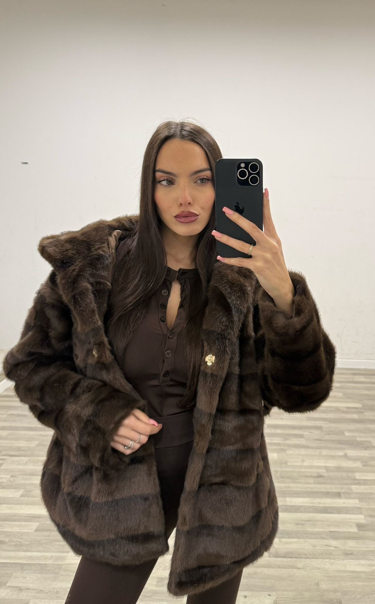 pelliccia con cappuccio e cintura