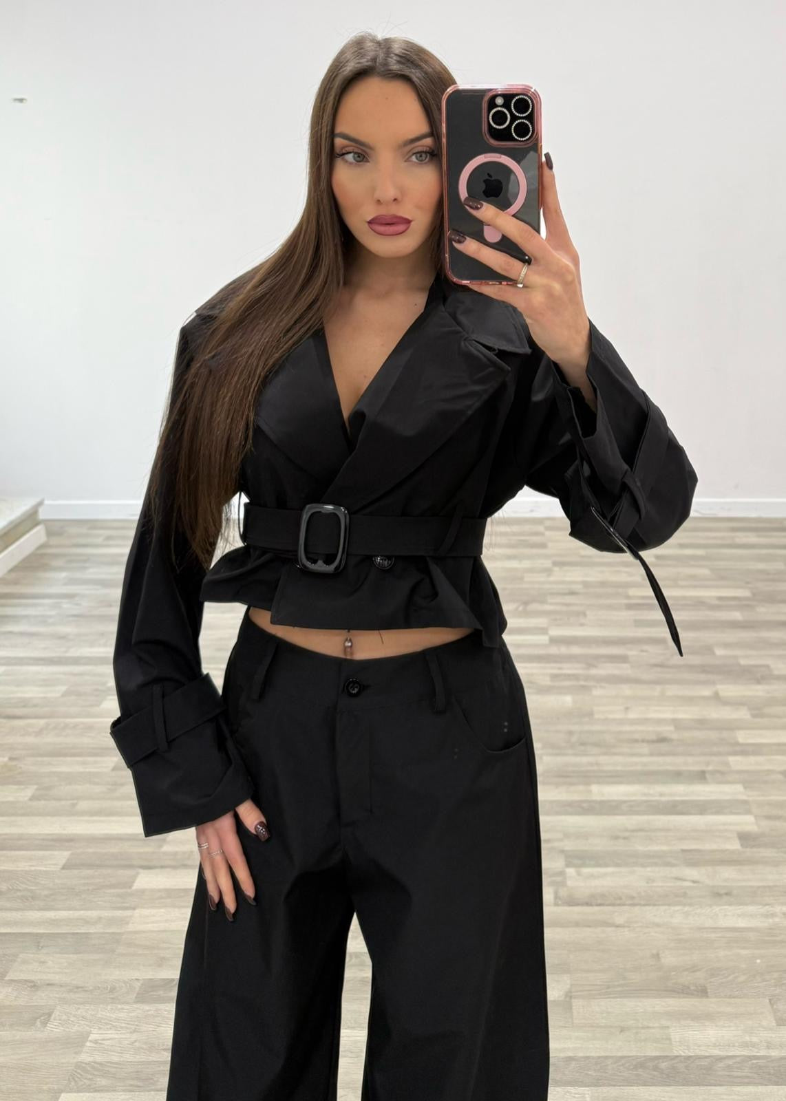 completo trench corto con pantalone