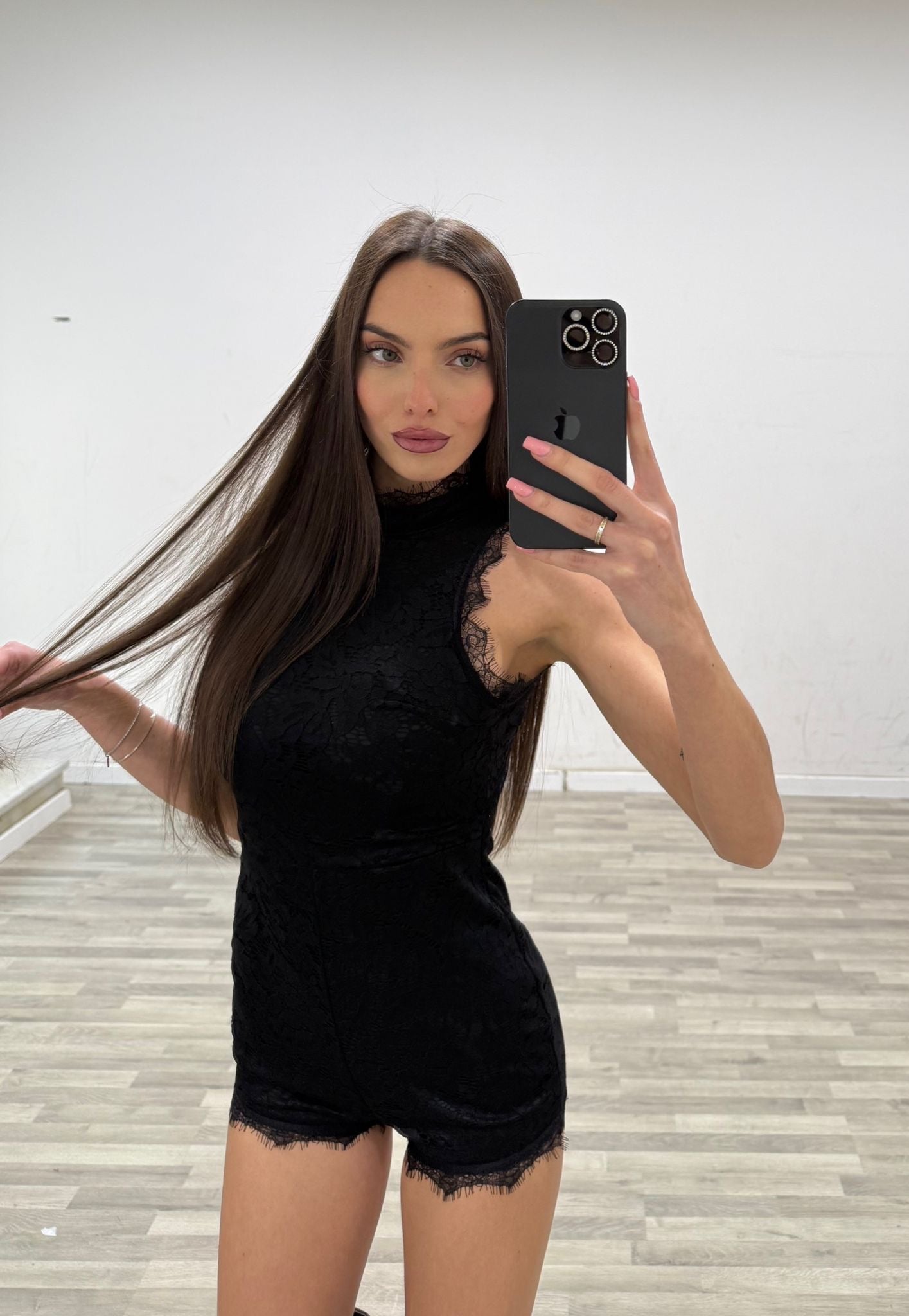 tutina di pizzo scollata dietro