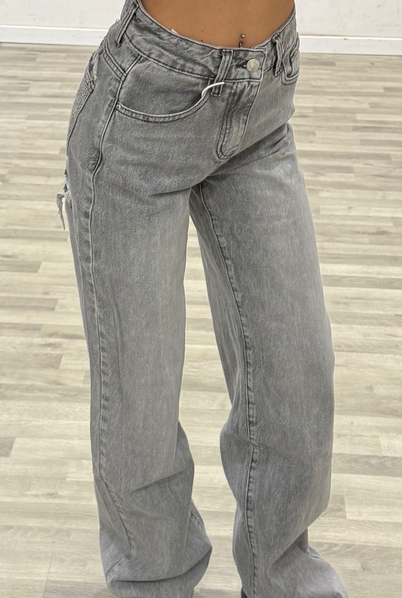jeans grigio con tasca strass e strappi