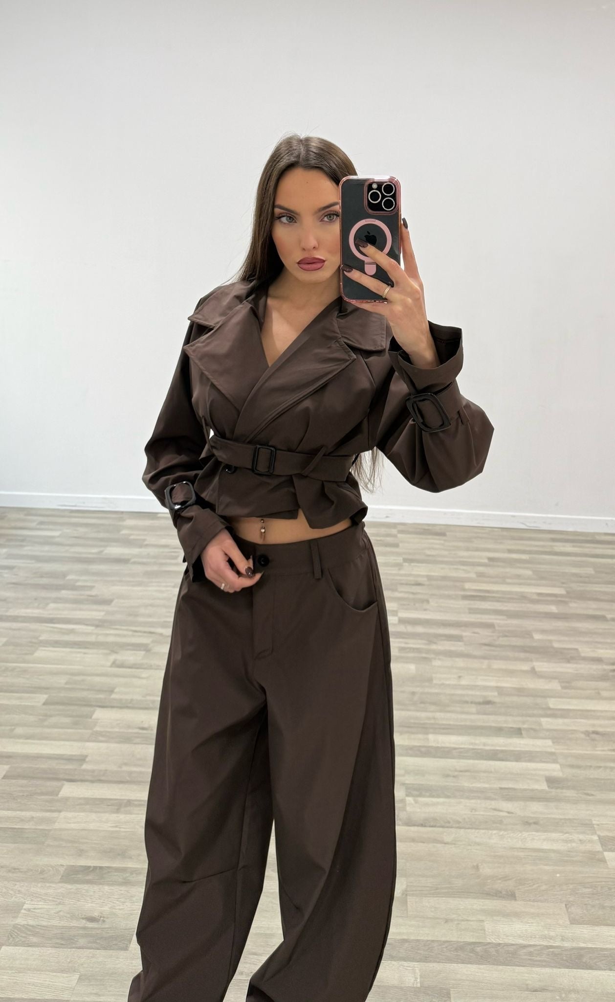 completo trench corto con pantalone