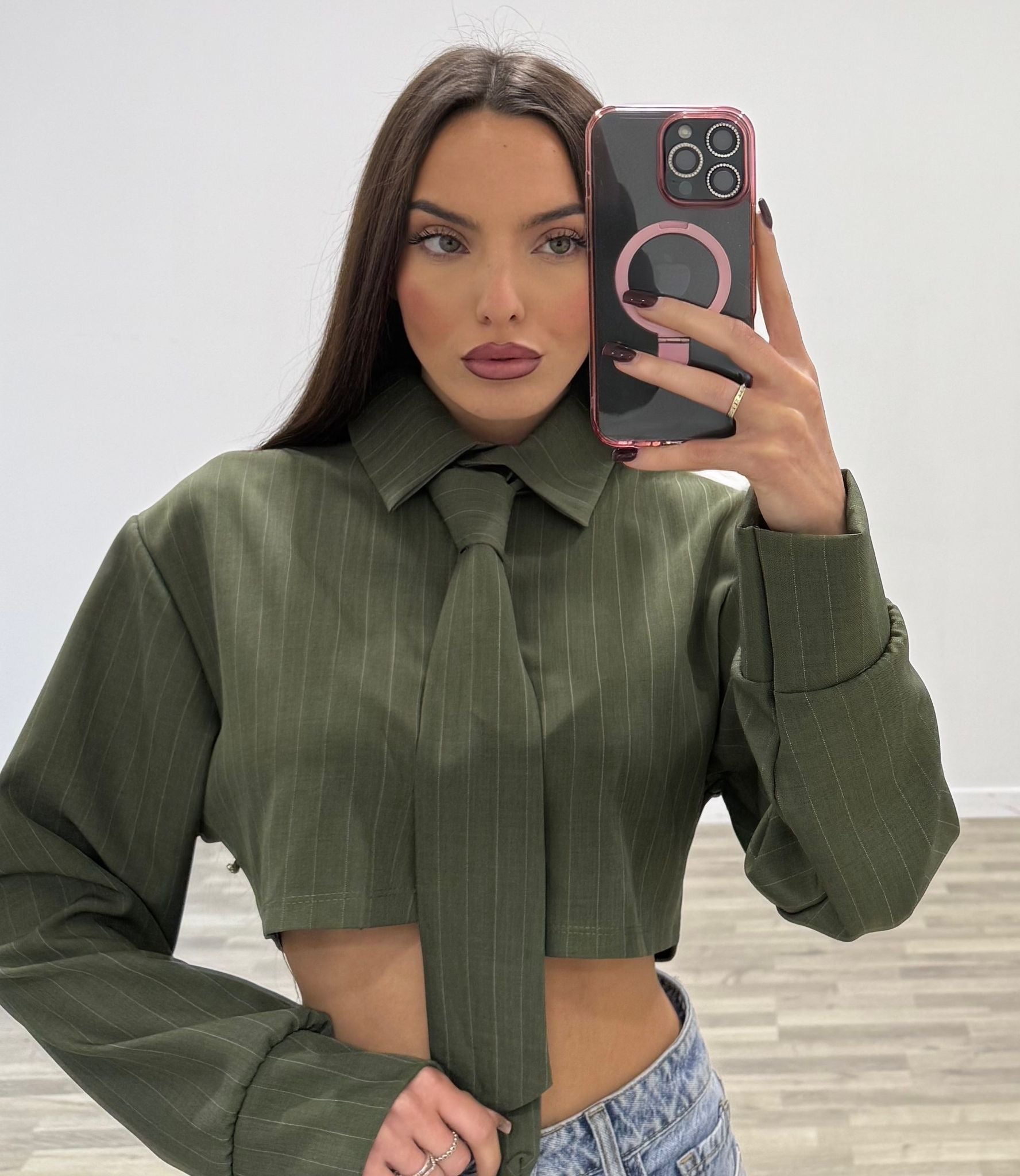 camicia gessata con cravatta