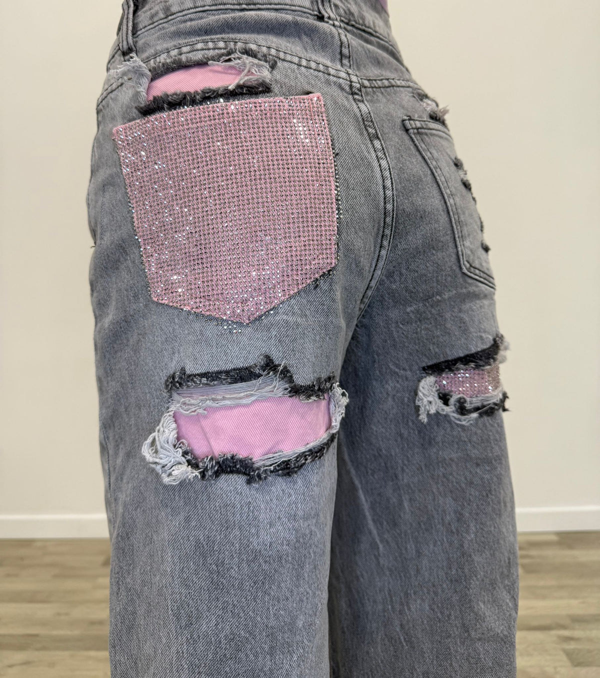 jeans grigio con tasca strass rosa
