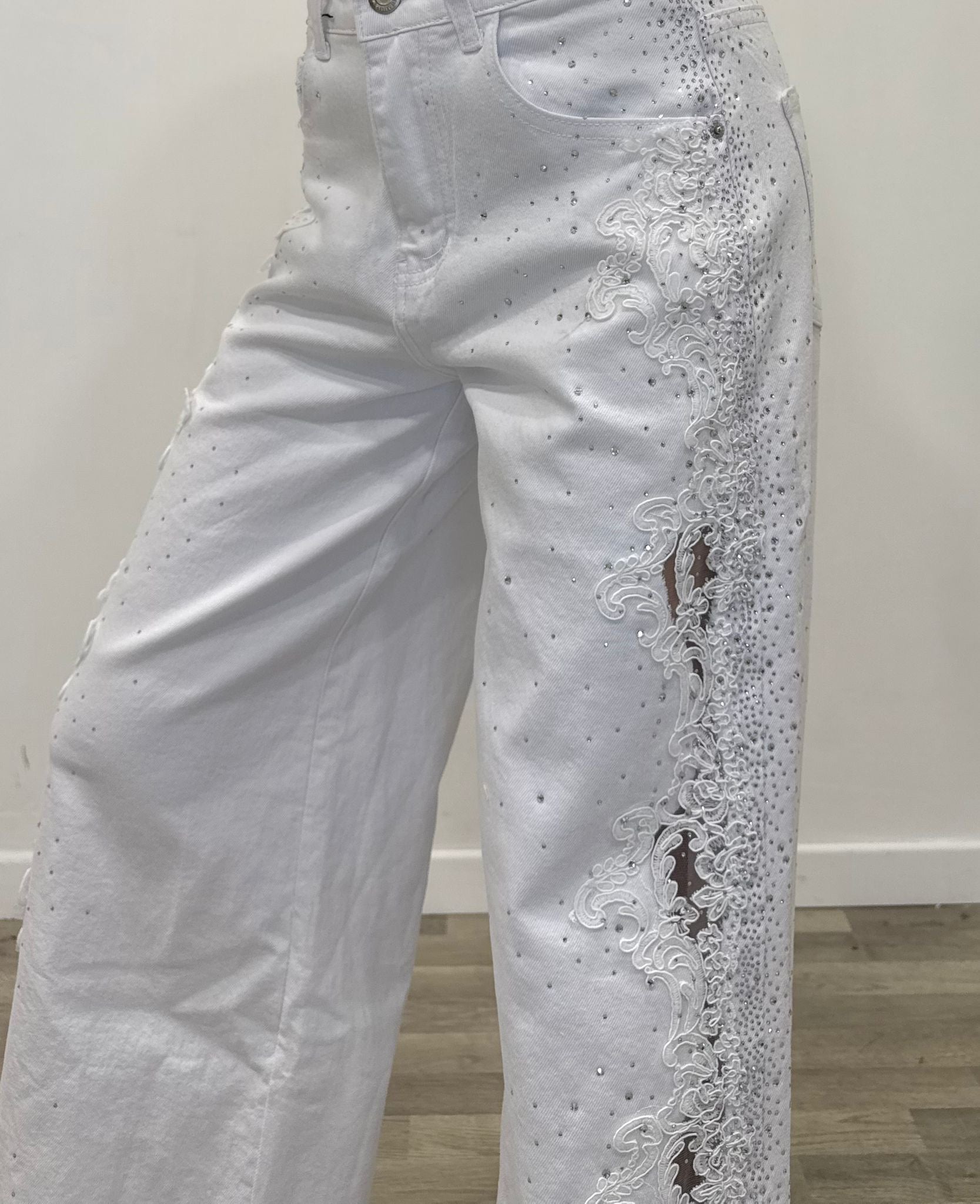 jeans white con ricamo laterale