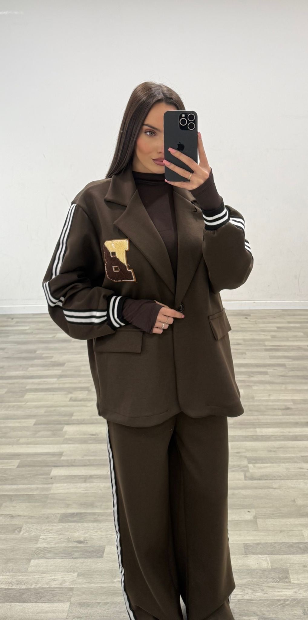 tuta con giacca e pantalone con righe lateral