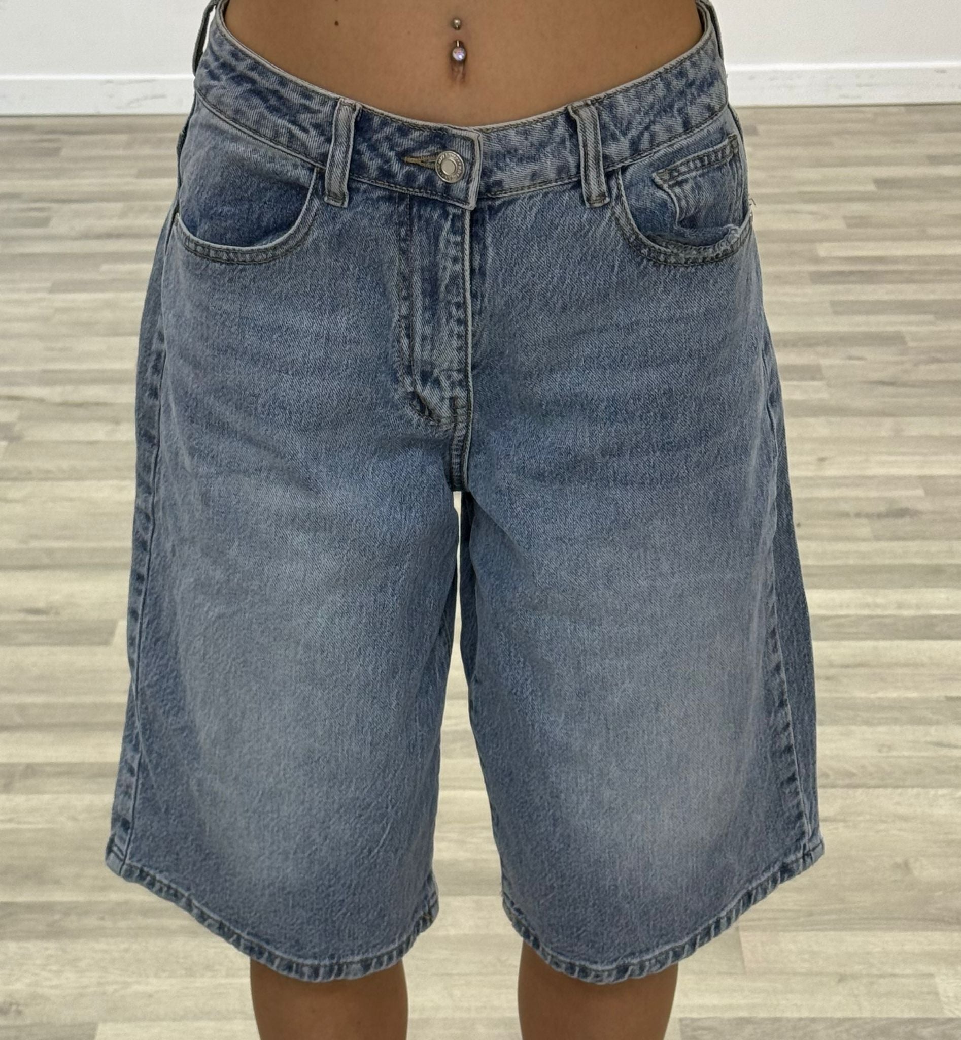 bermuda di jeans con tasca rosa