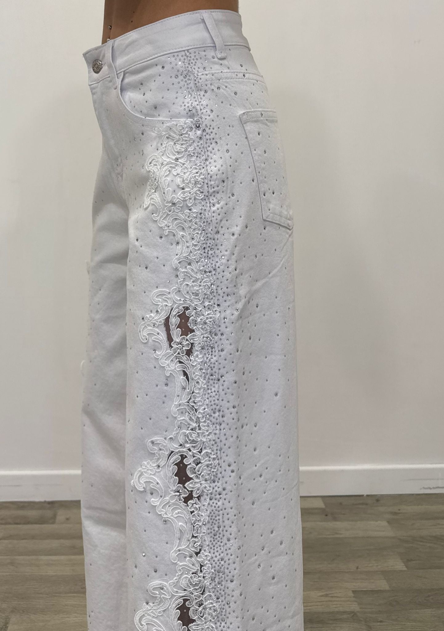 jeans white con ricamo laterale