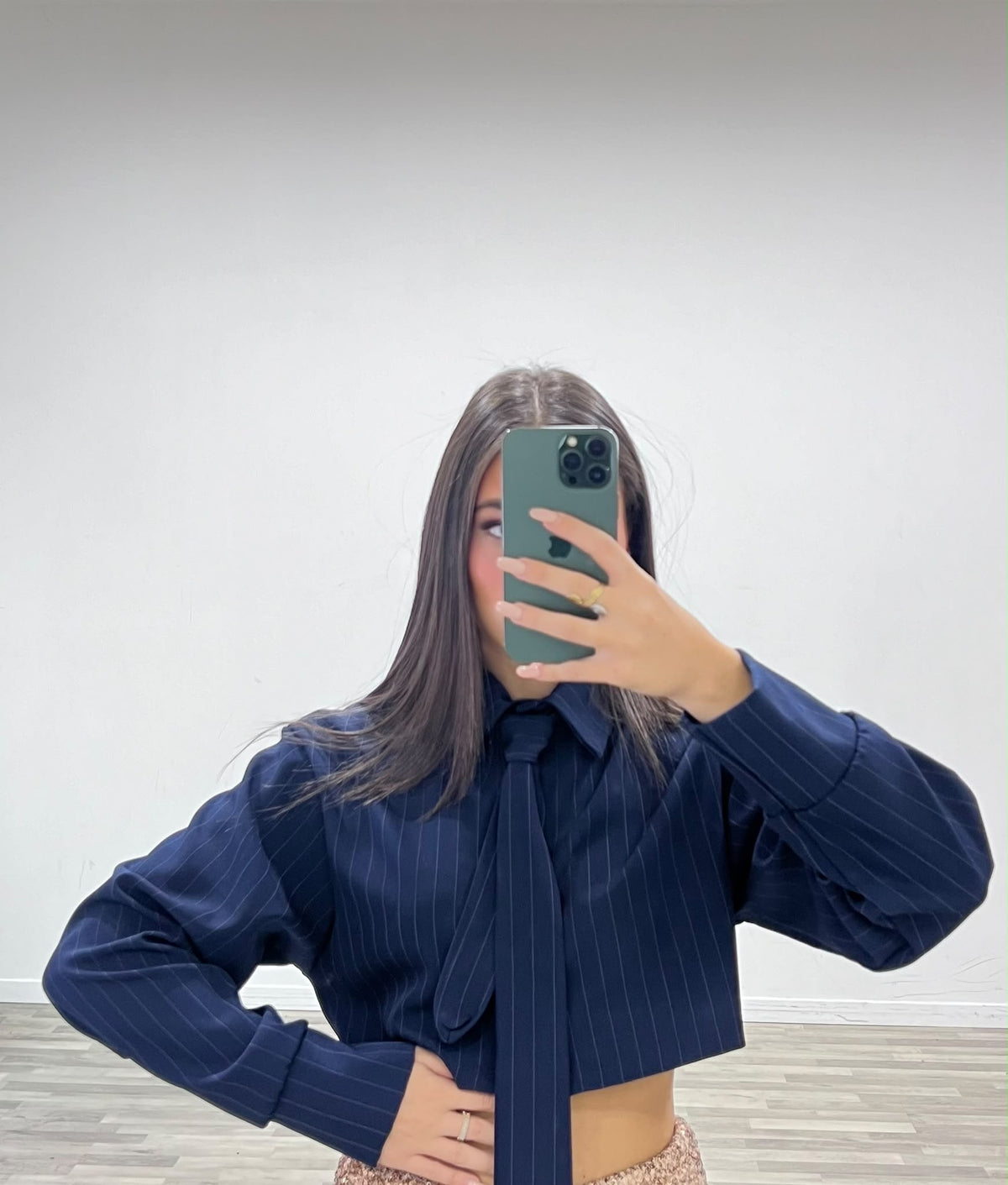 camicia gessata con cravatta