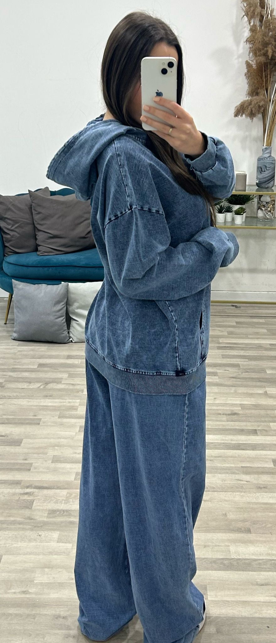 maglia e pantalone jeansato
