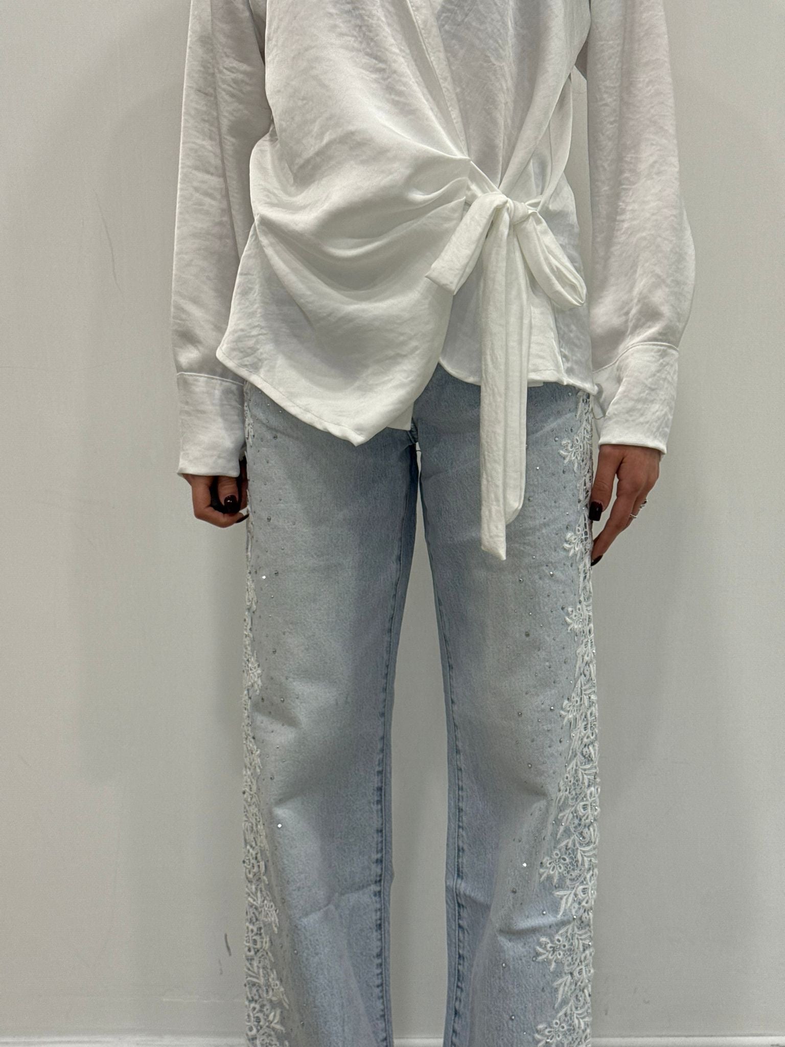 jeans denim con ricamo laterale