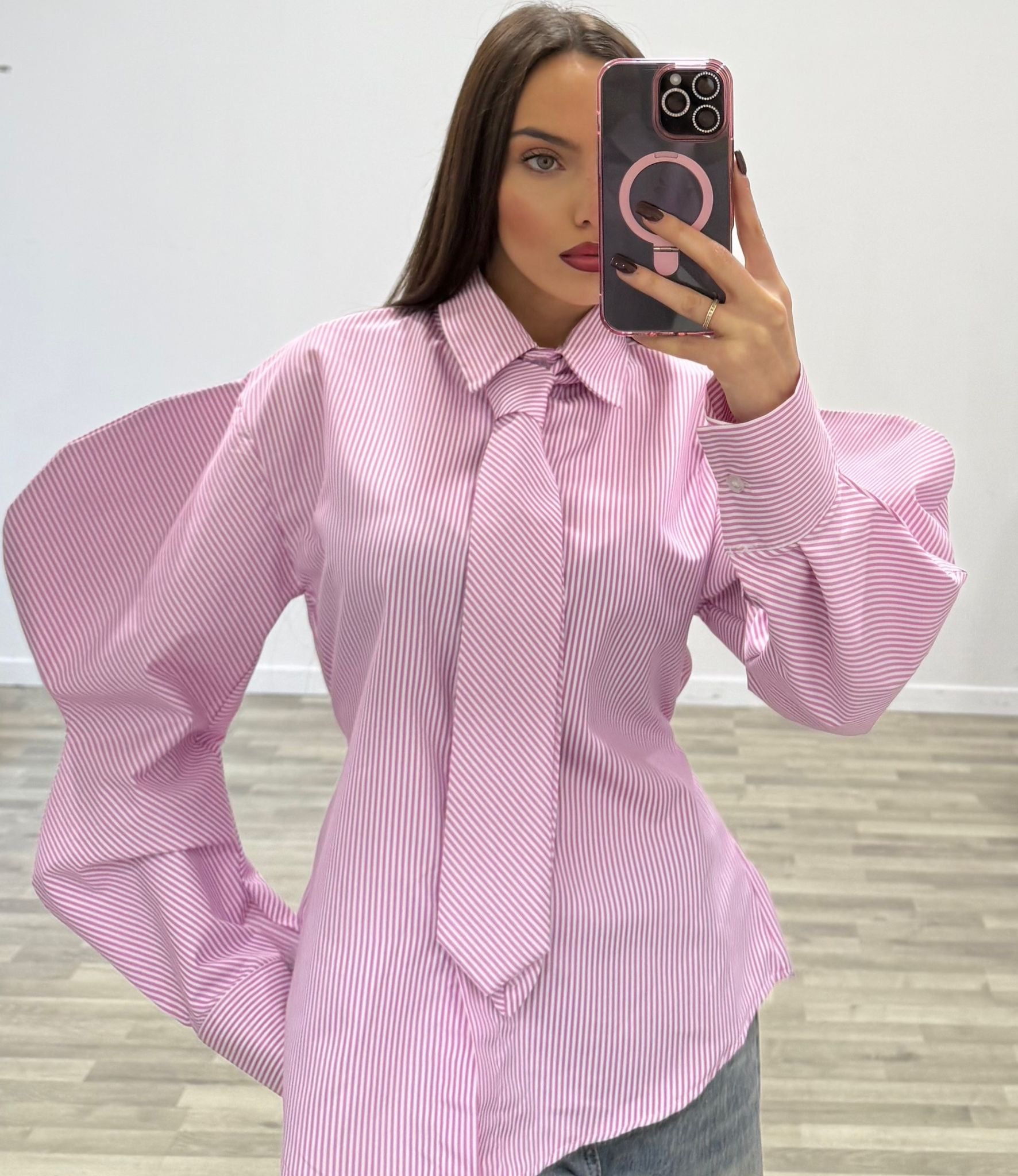 camicia con manica particolare e cravatta