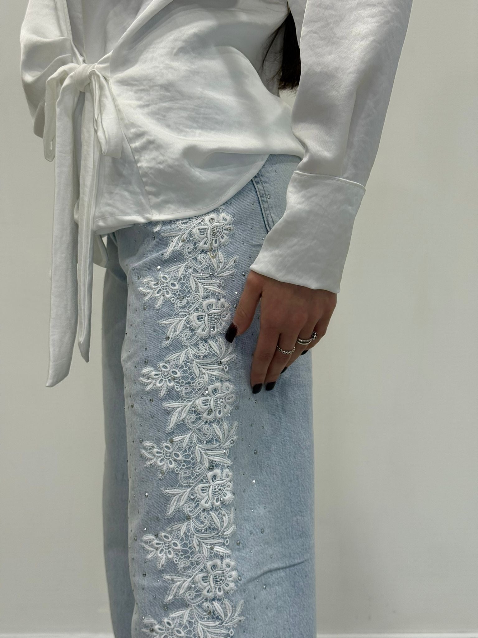 jeans denim con ricamo laterale