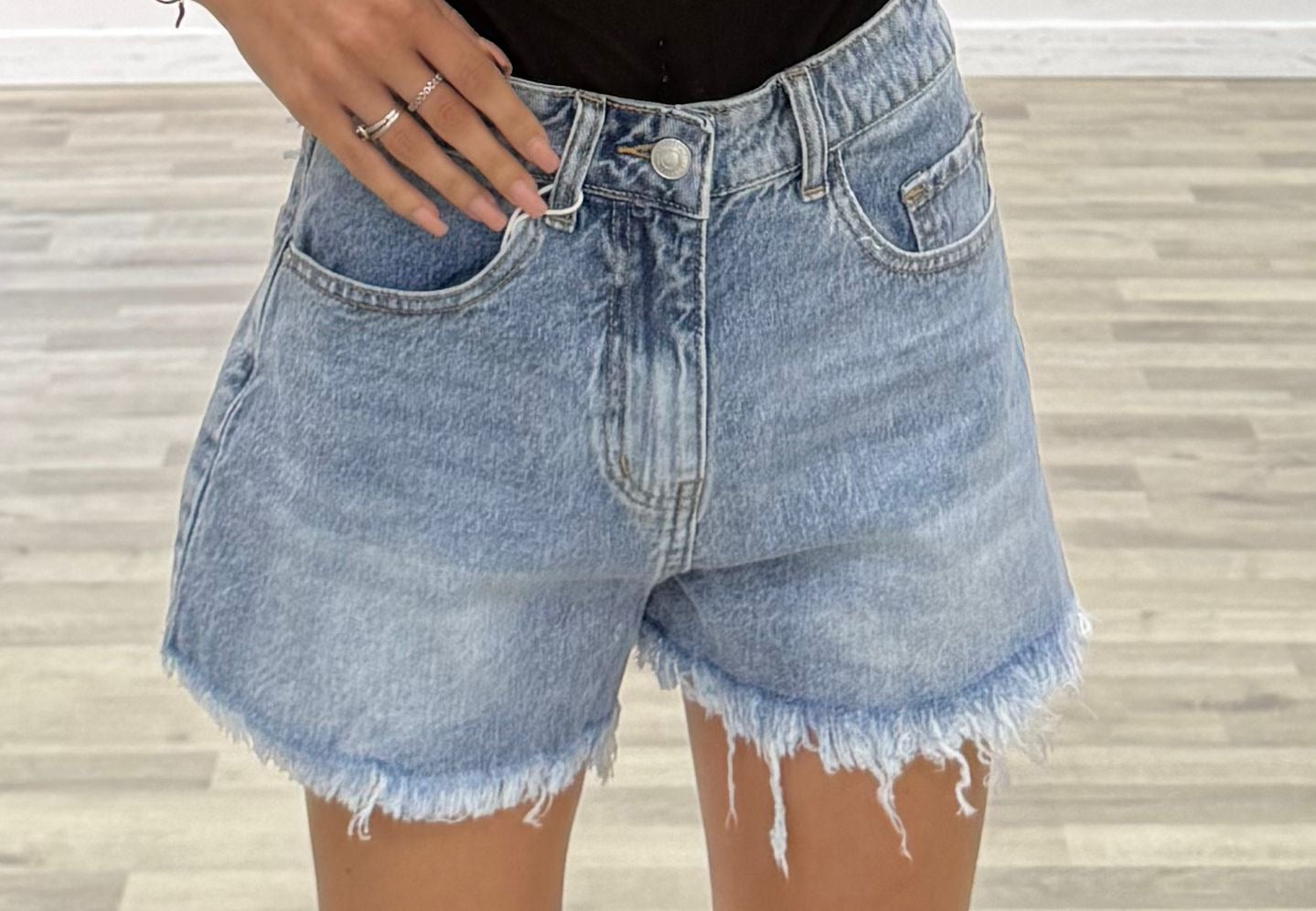 short di jeans con tasca rosa