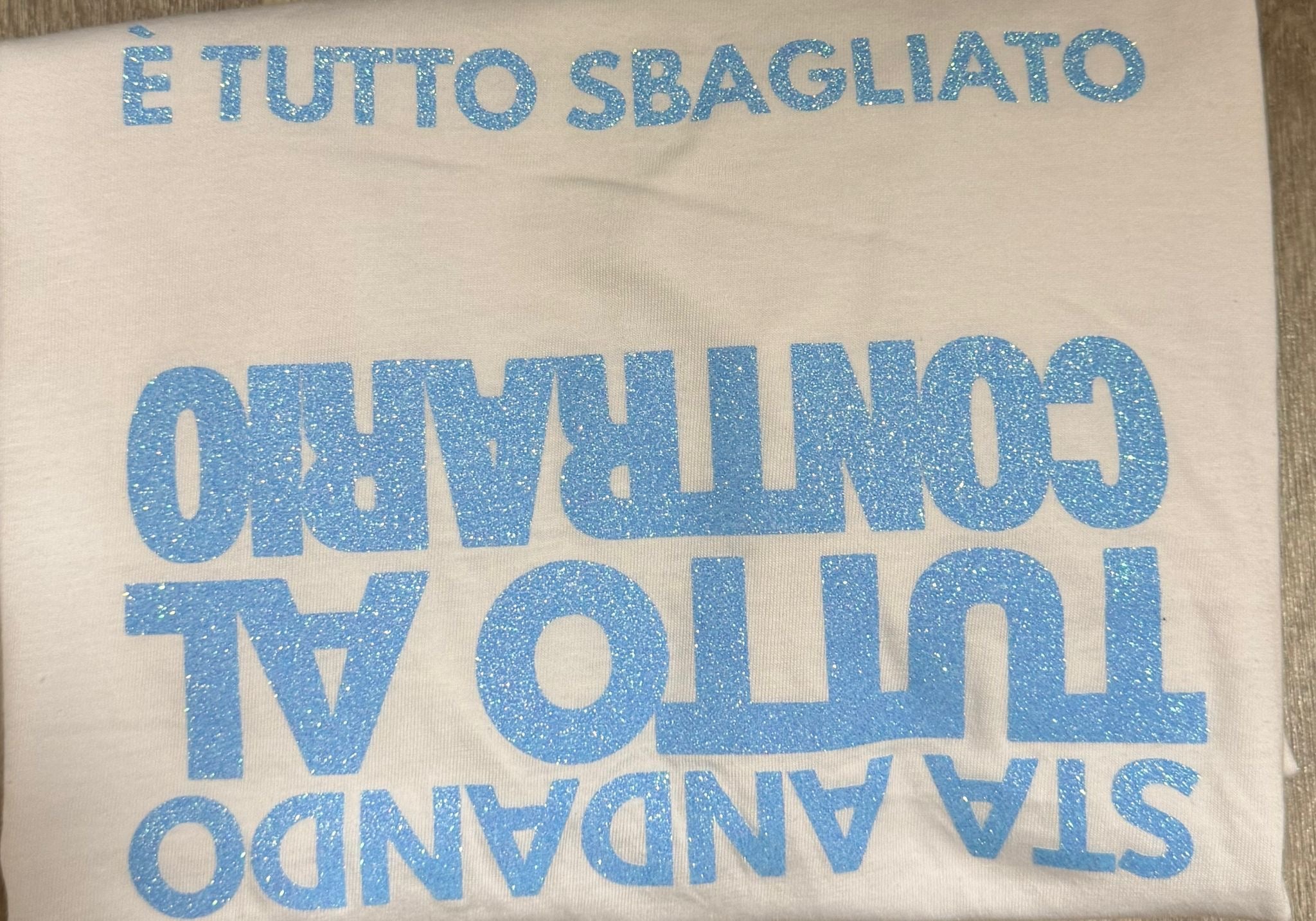 t-shirt tutto al contrario