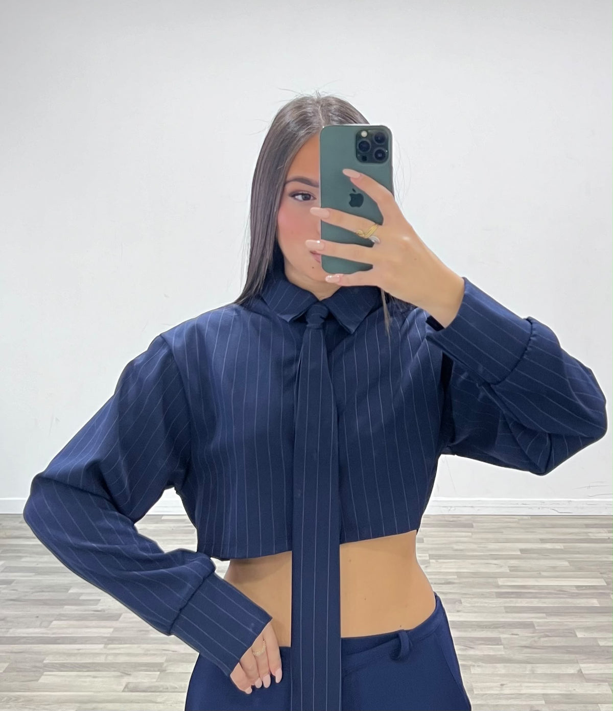 camicia gessata con cravatta