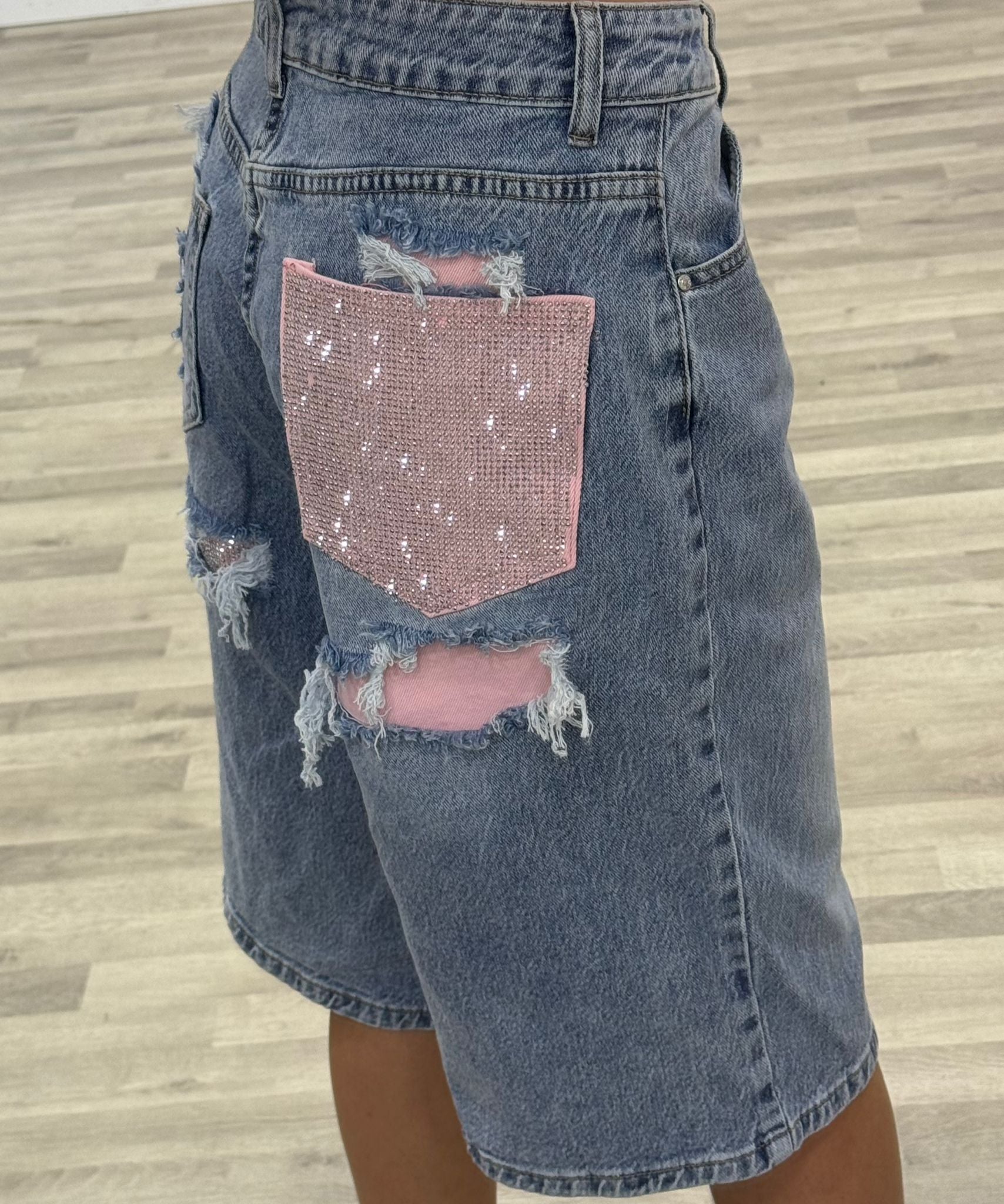 bermuda di jeans con tasca rosa