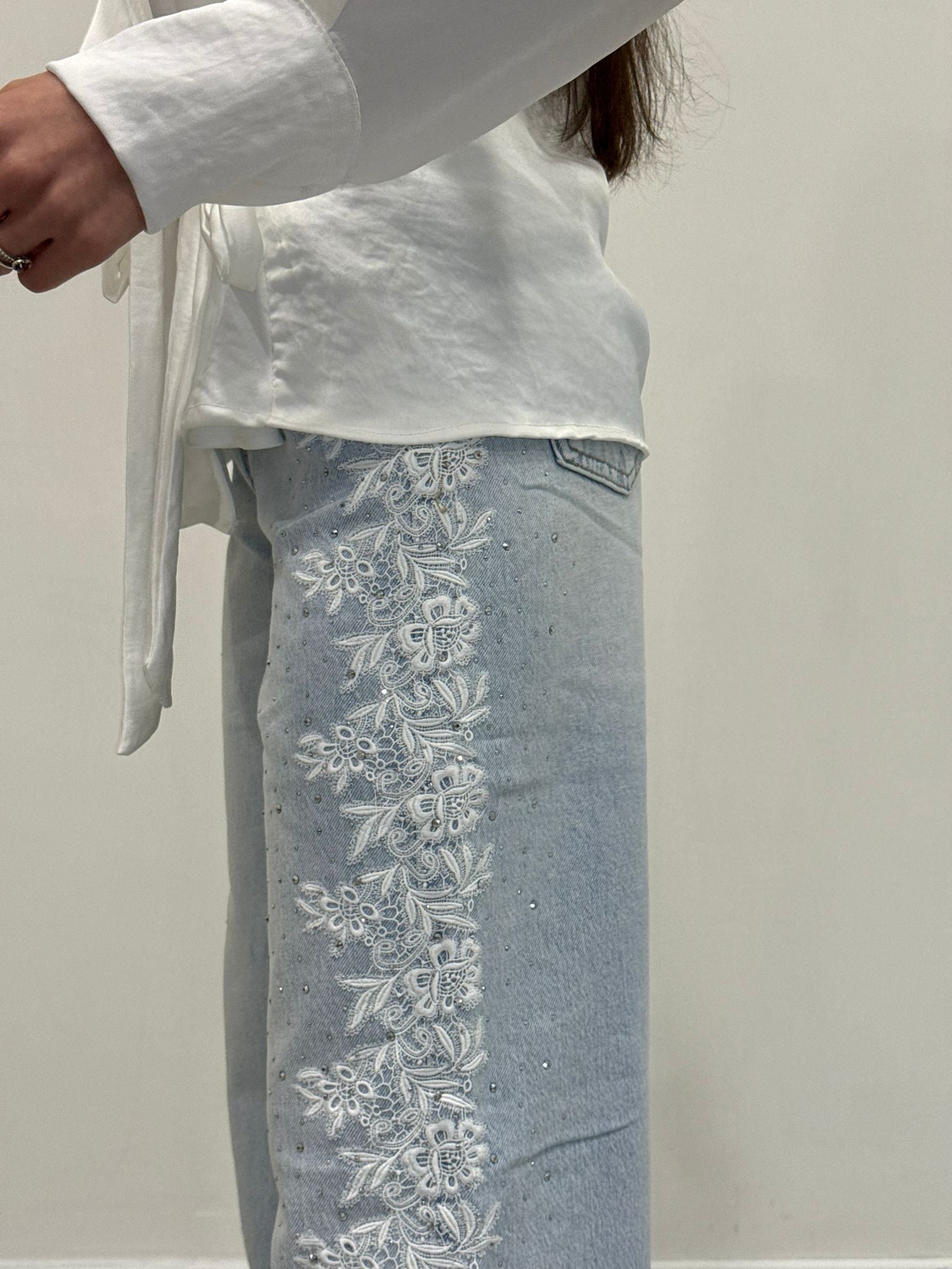 jeans denim con ricamo laterale