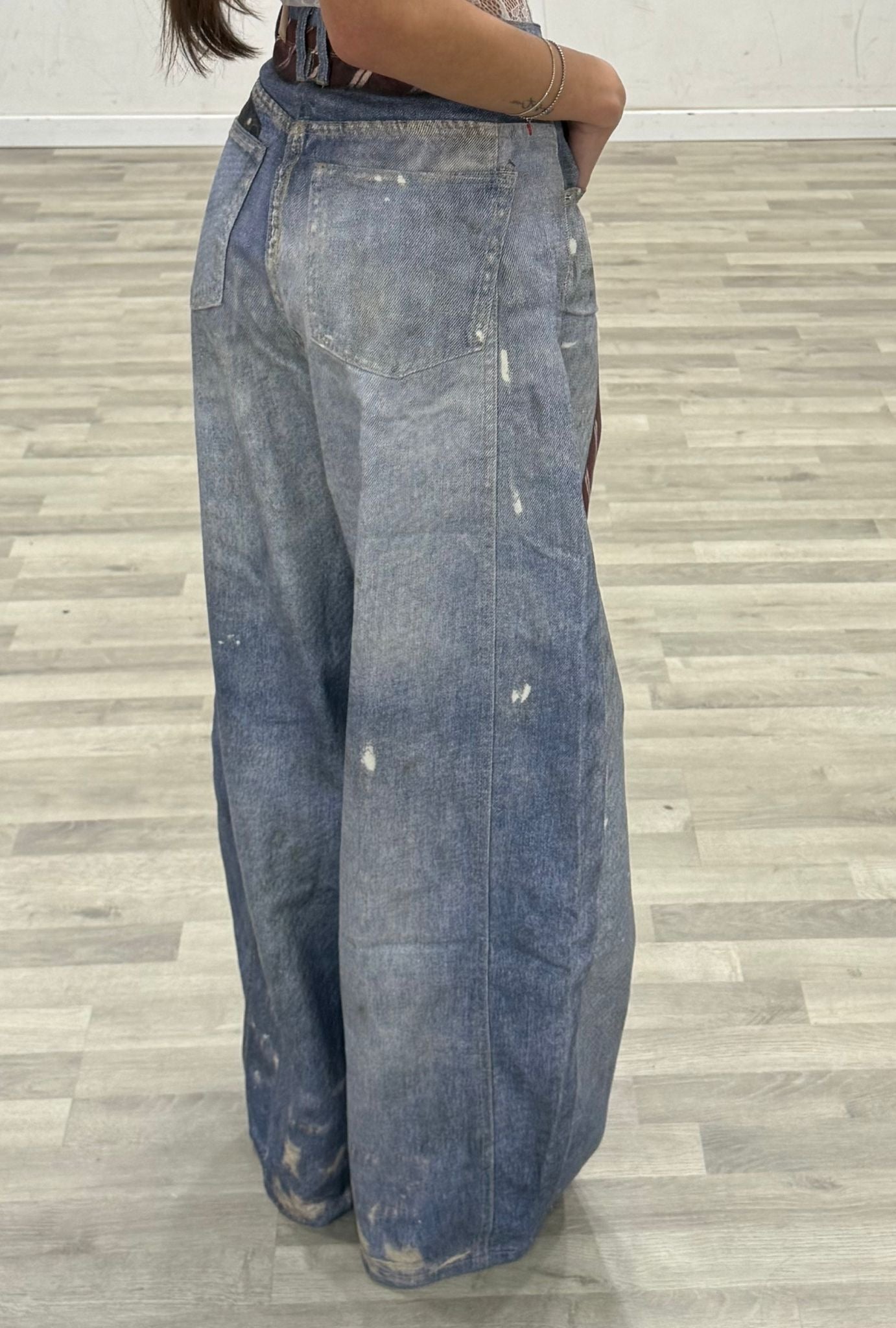 jeans con cravatta stampata