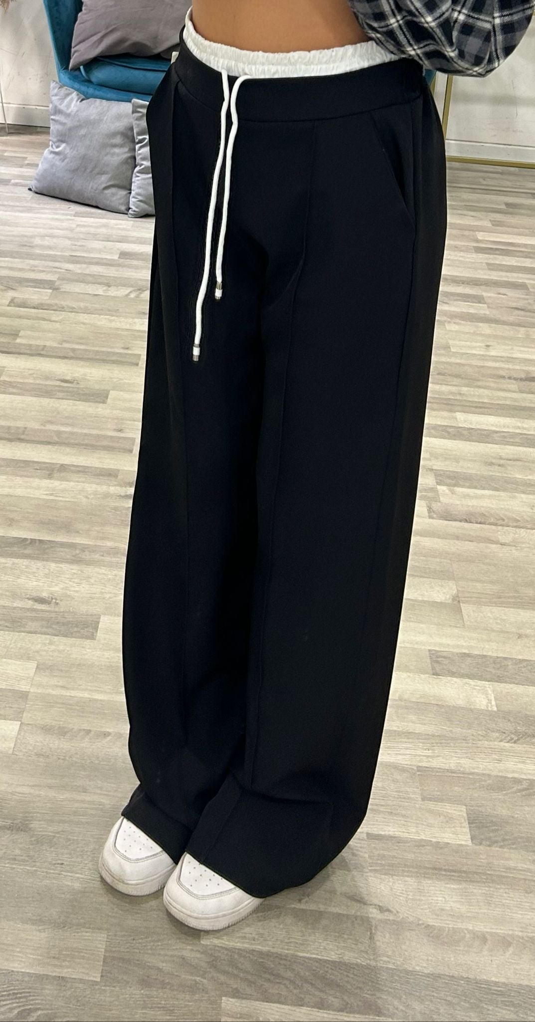pantalone con molla bianca