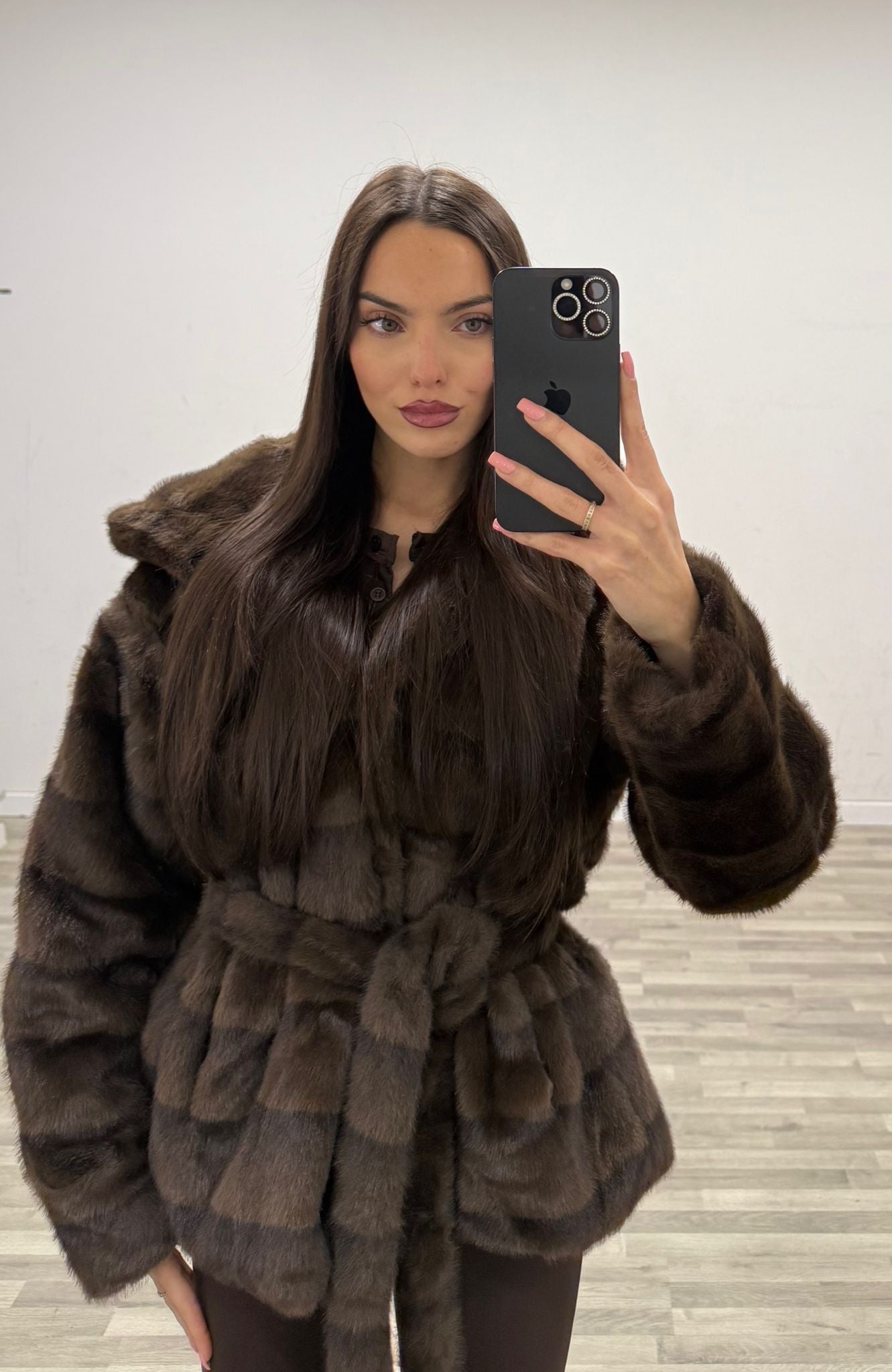 pelliccia con cappuccio e cintura