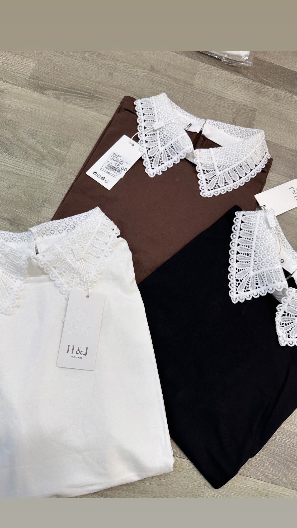 t-shirt a polo con collo ricamato