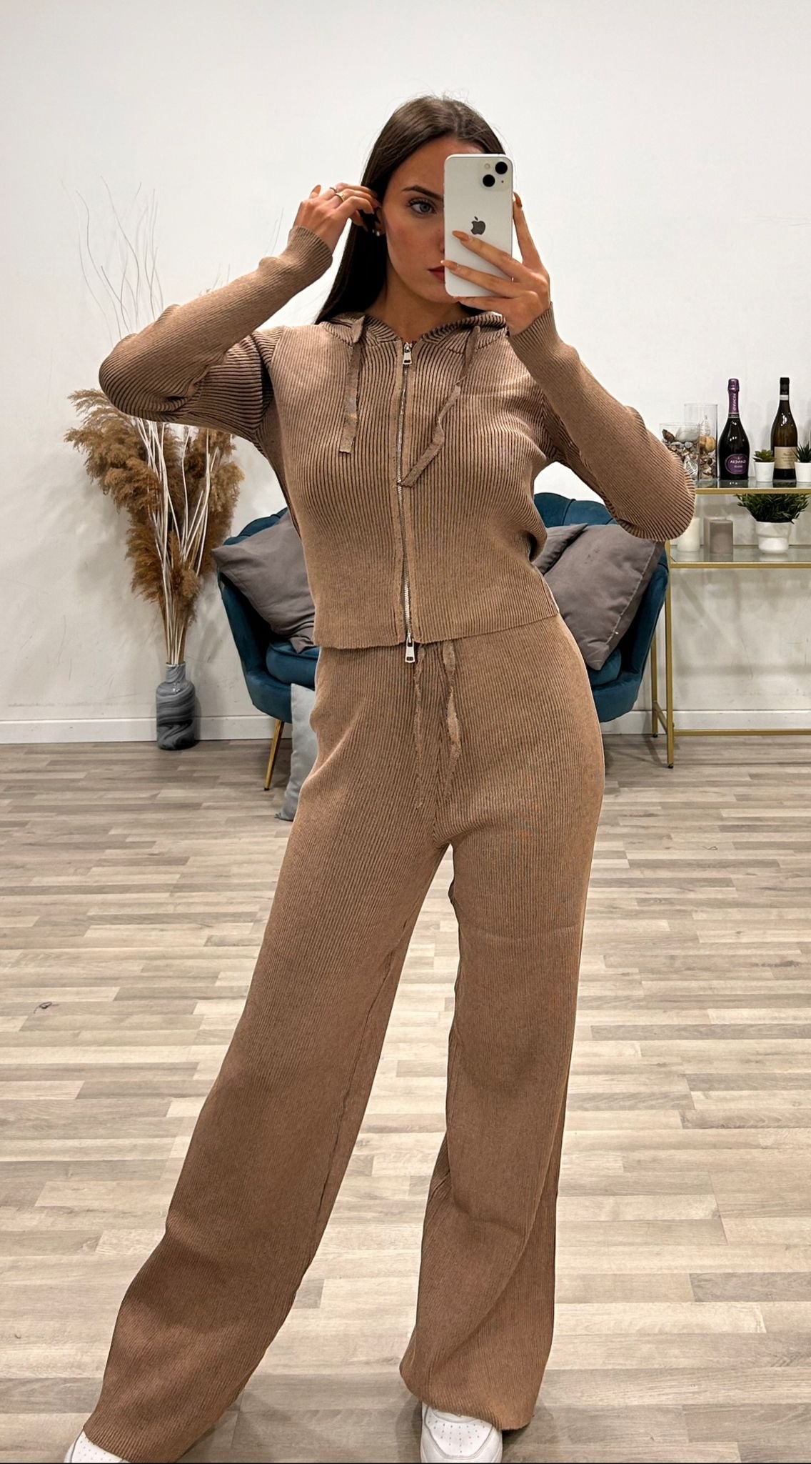 completo maglia con cappuccio e pantalone